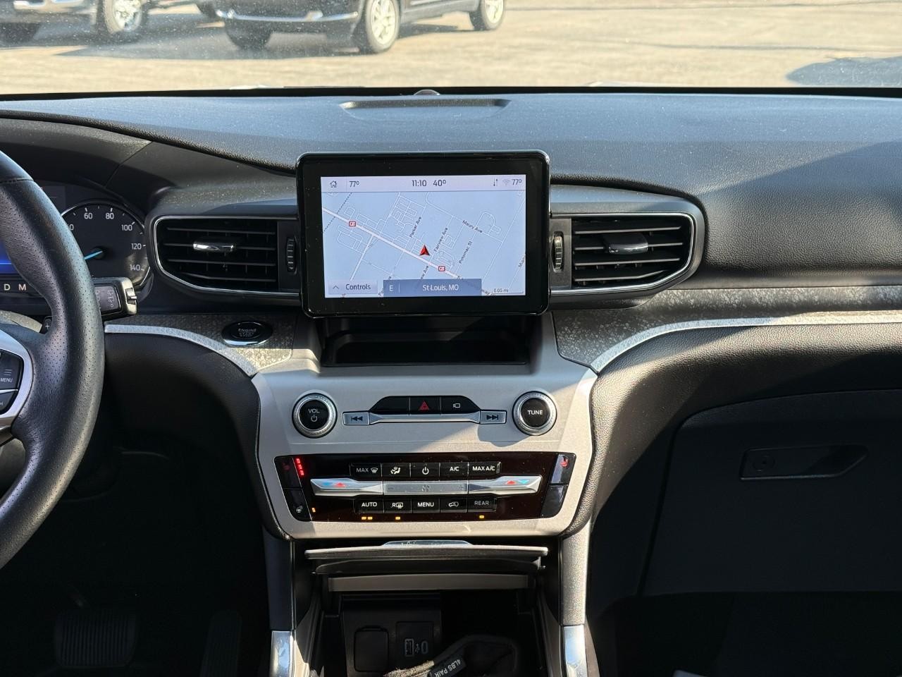 Ford Explorer Vehicle Full-screen Gallery Image 11