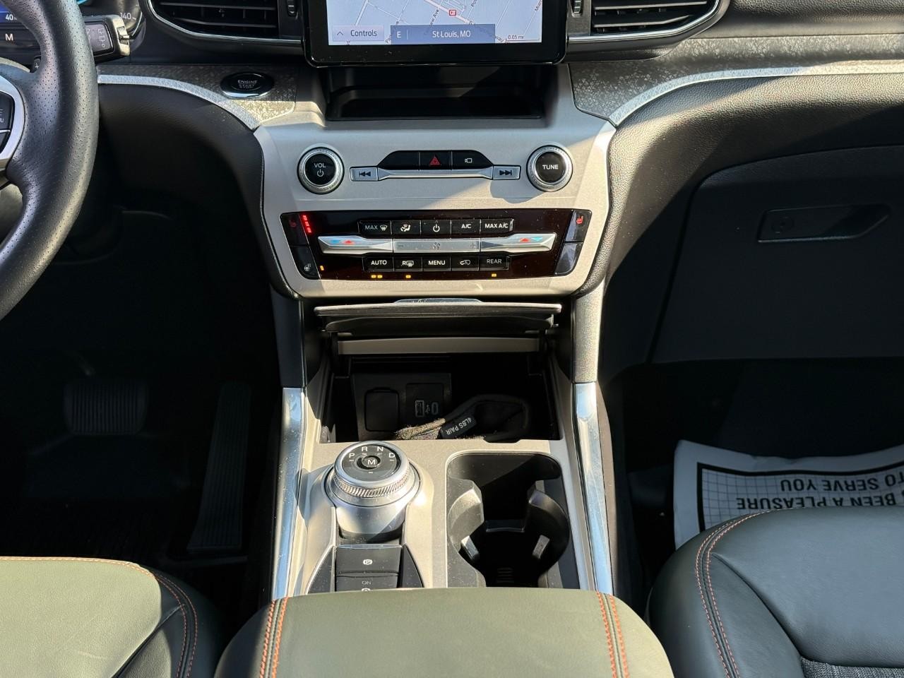 Ford Explorer Vehicle Full-screen Gallery Image 12