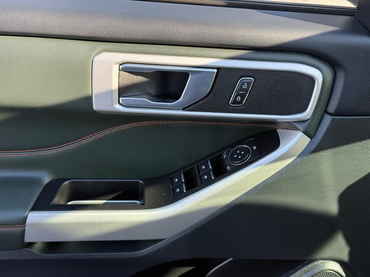 Ford Explorer Vehicle Full-screen Gallery Image 13