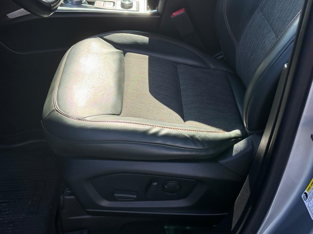 Ford Explorer Vehicle Full-screen Gallery Image 15