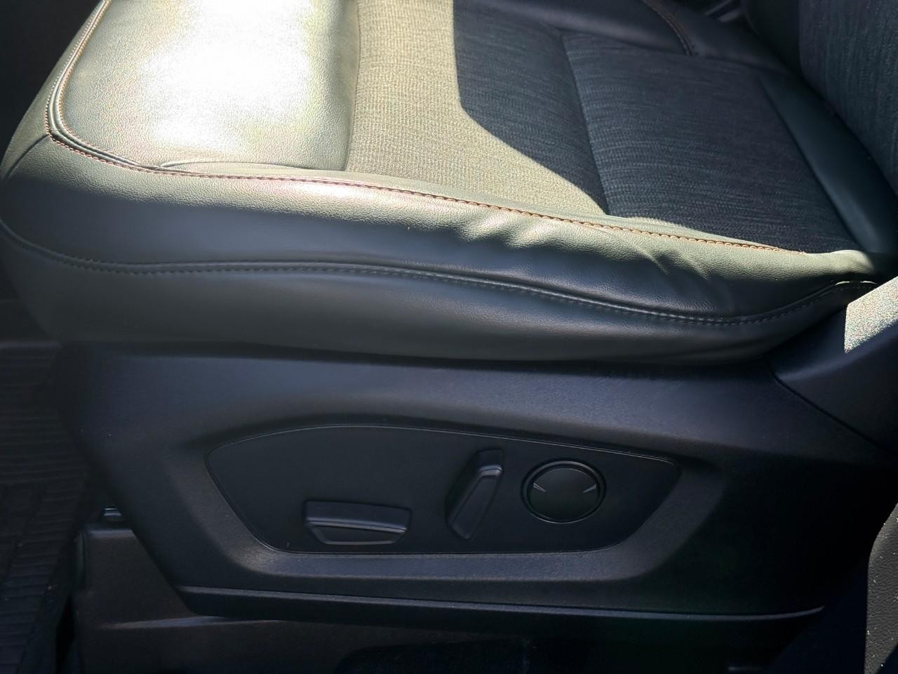 Ford Explorer Vehicle Full-screen Gallery Image 16