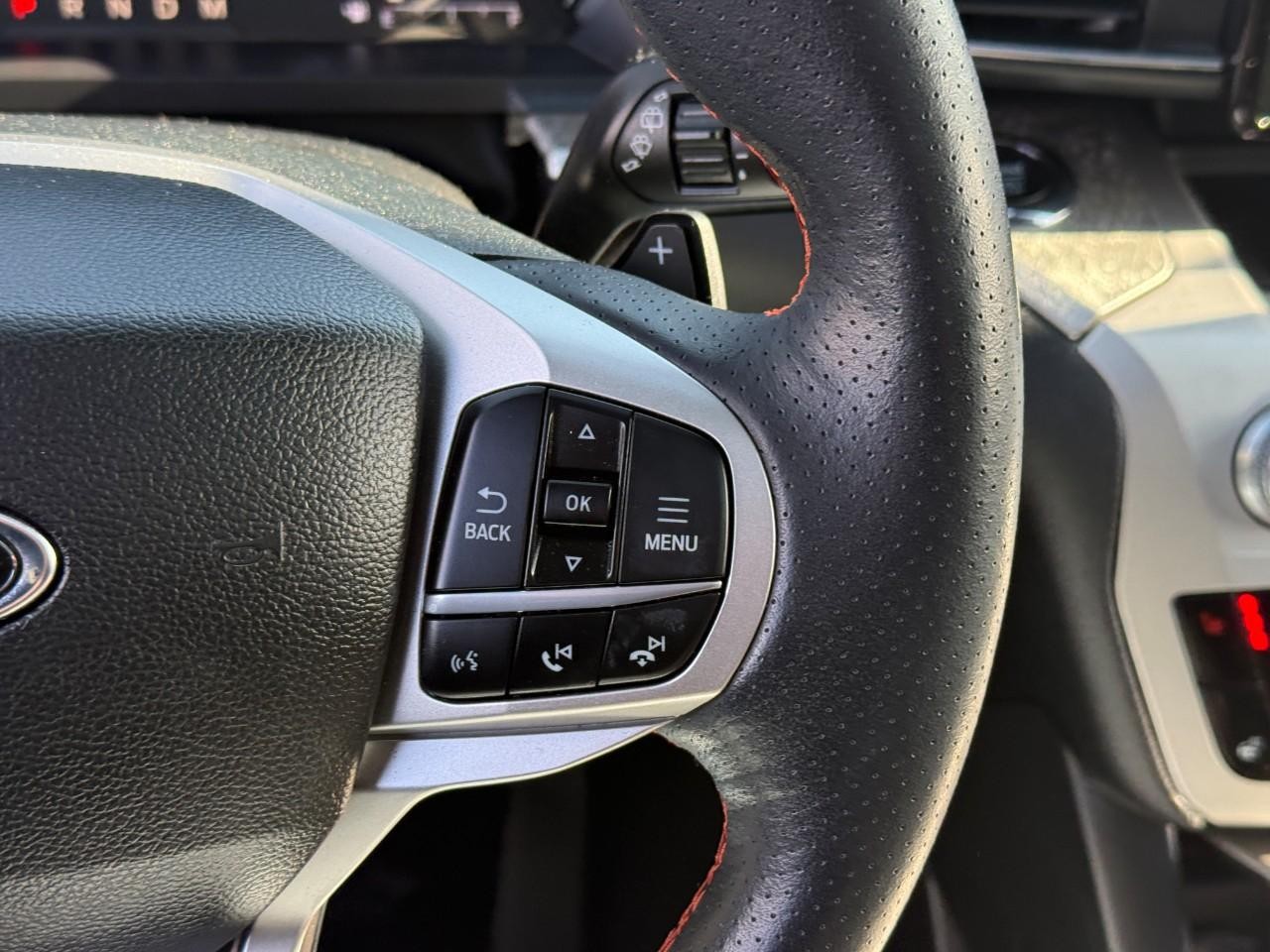 Ford Explorer Vehicle Full-screen Gallery Image 18