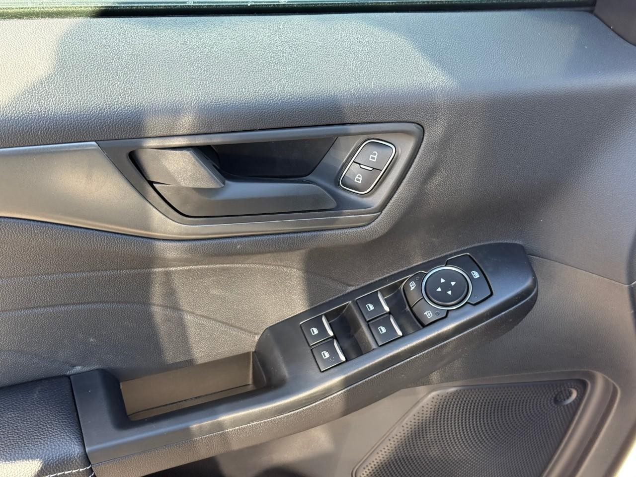 Ford Escape Vehicle Full-screen Gallery Image 10