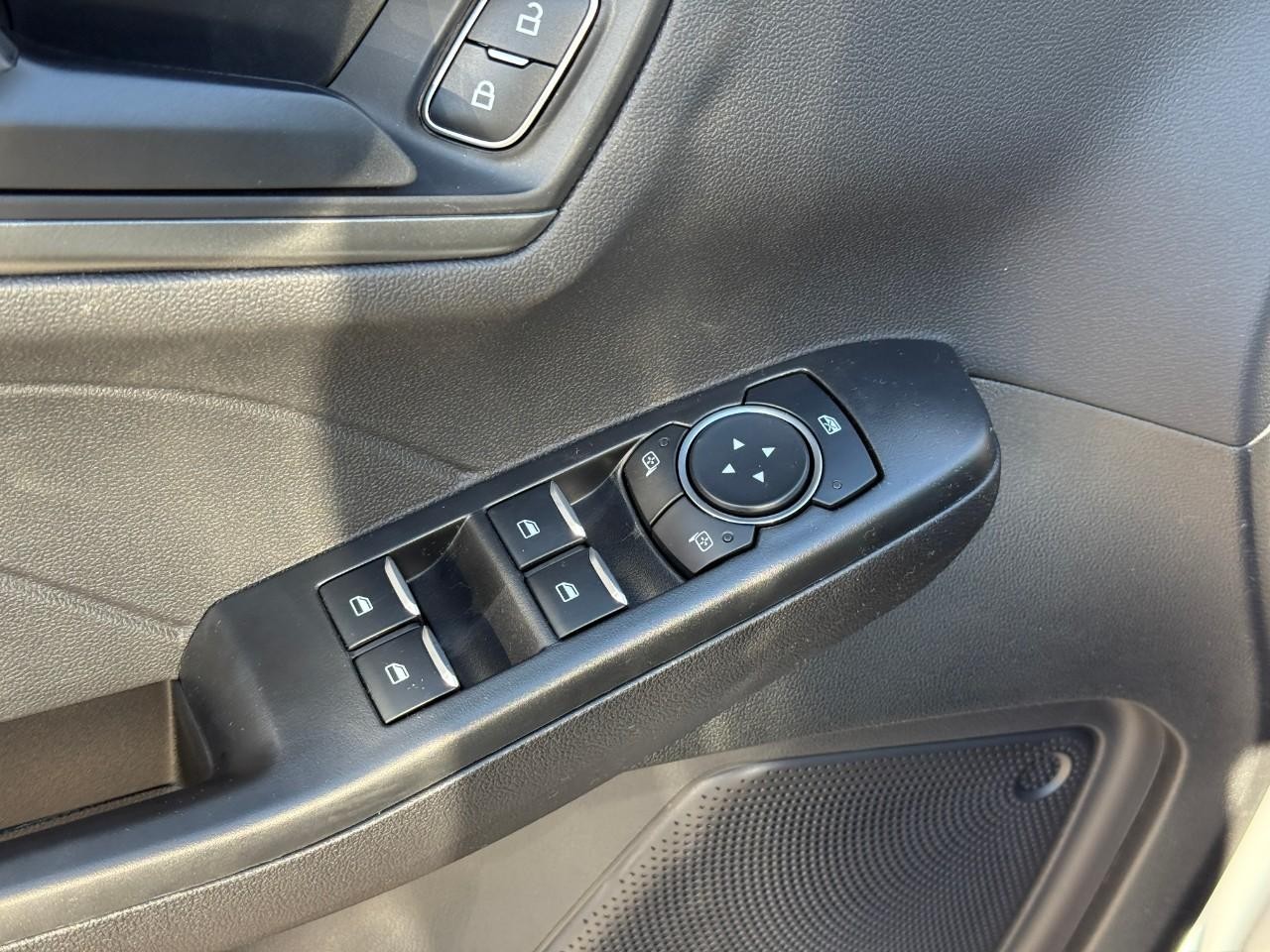 Ford Escape Vehicle Full-screen Gallery Image 11