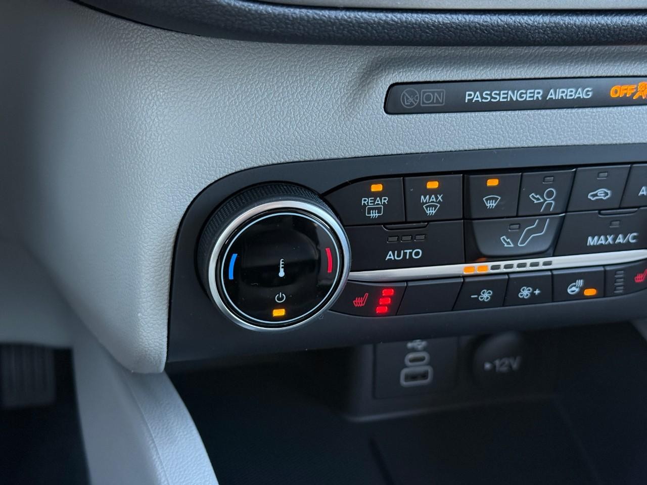 Ford Escape Vehicle Full-screen Gallery Image 15