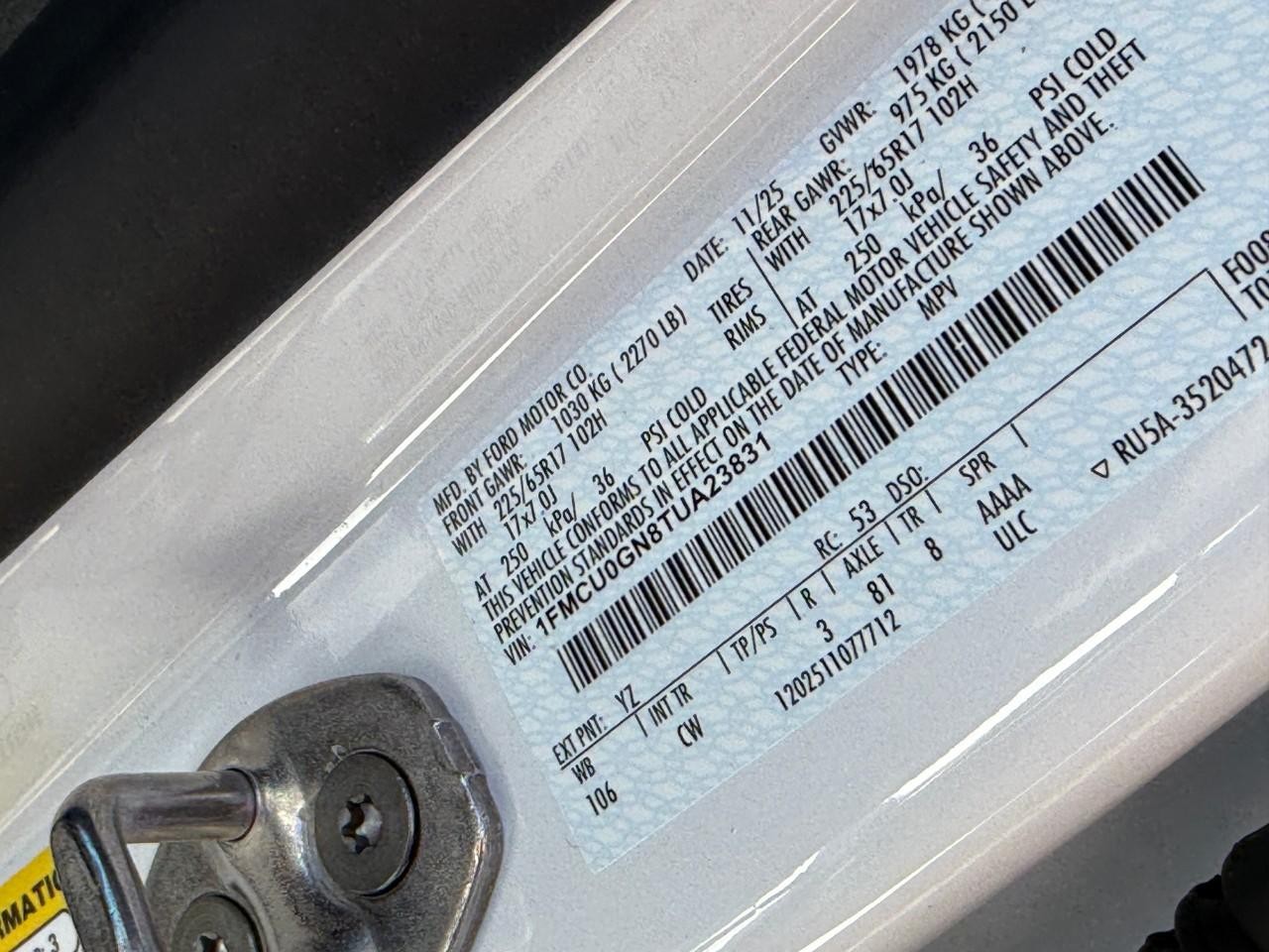 Ford Escape Vehicle Full-screen Gallery Image 17