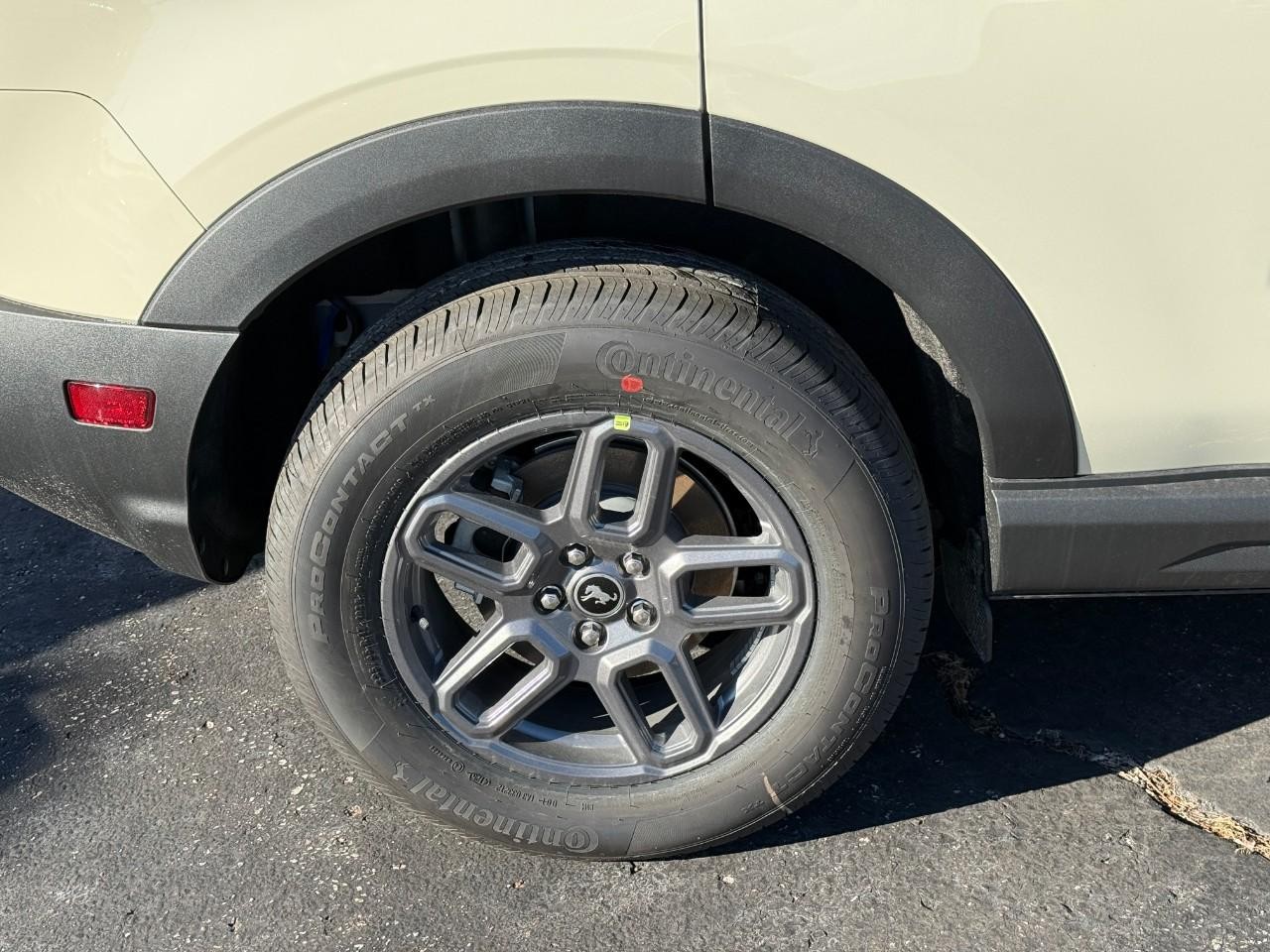 Ford Bronco Sport Vehicle Full-screen Gallery Image 04