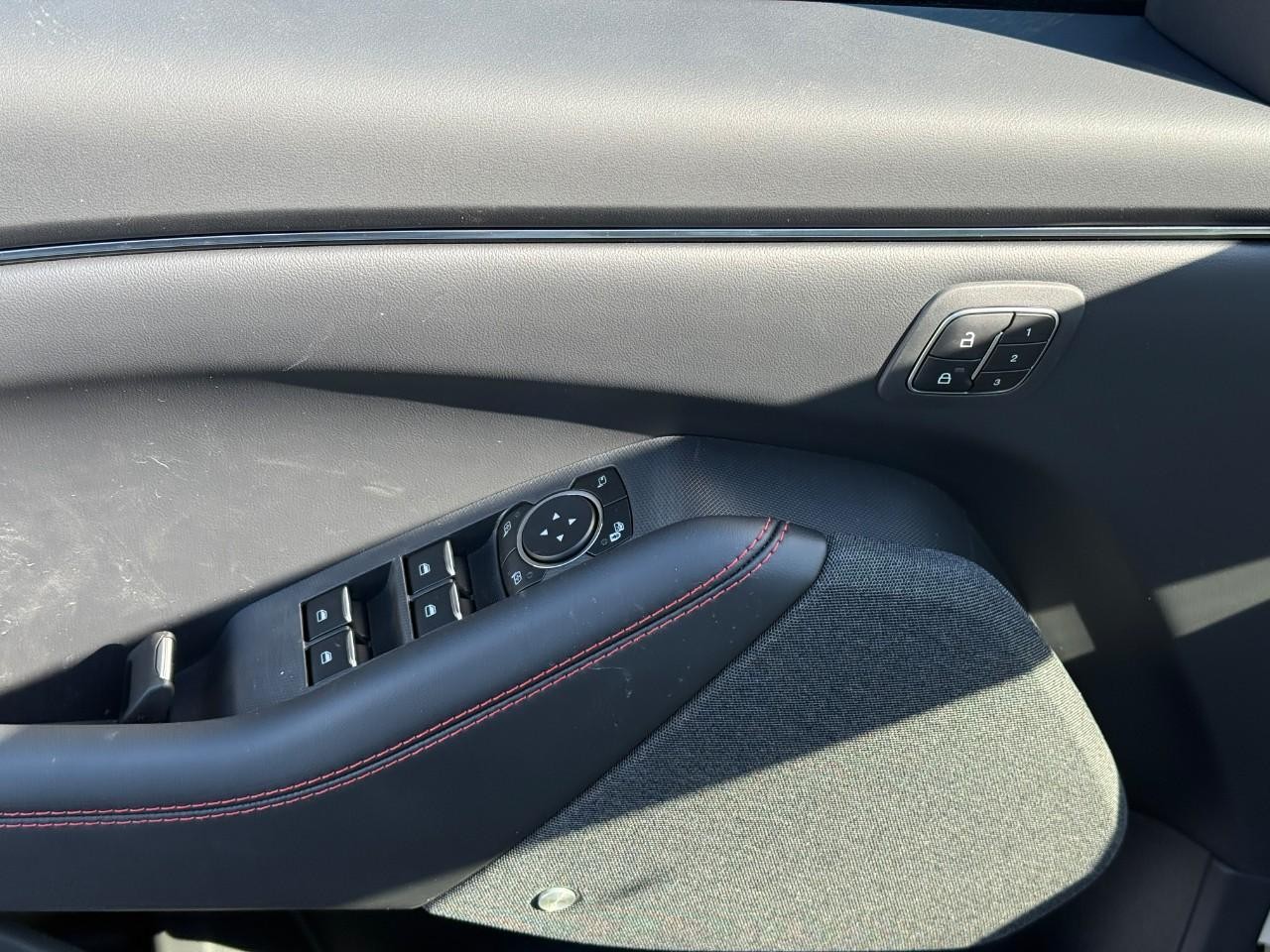 Ford Mustang Mach-E Vehicle Full-screen Gallery Image 09