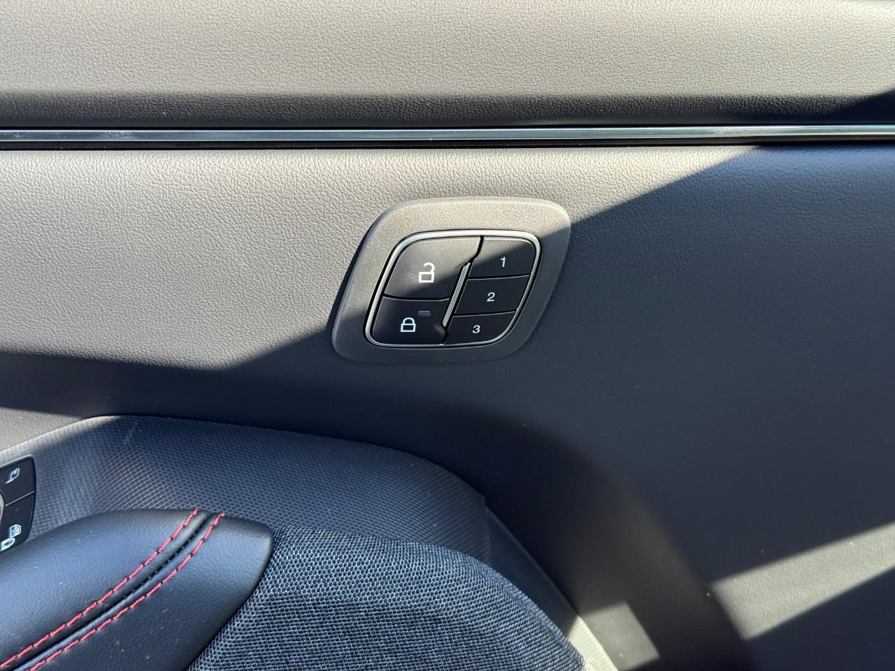 Ford Mustang Mach-E Vehicle Full-screen Gallery Image 10