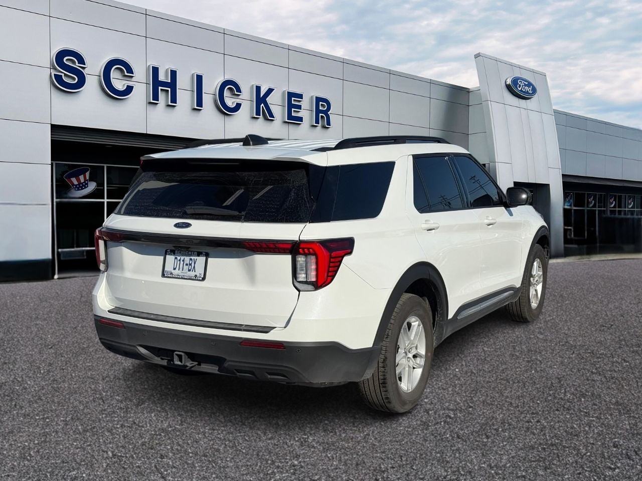 Ford Explorer Vehicle Full-screen Gallery Image 02