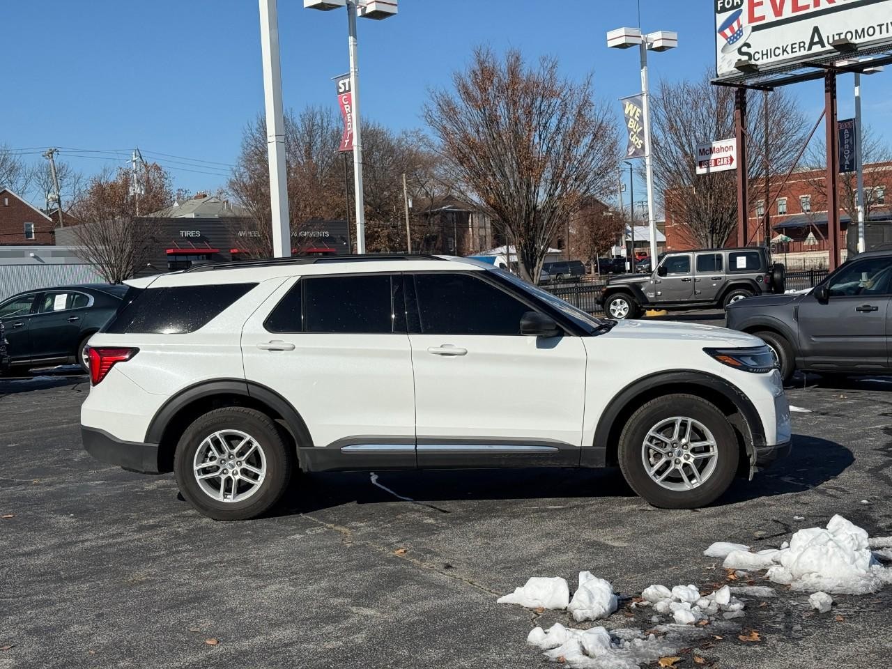 Ford Explorer Vehicle Full-screen Gallery Image 05