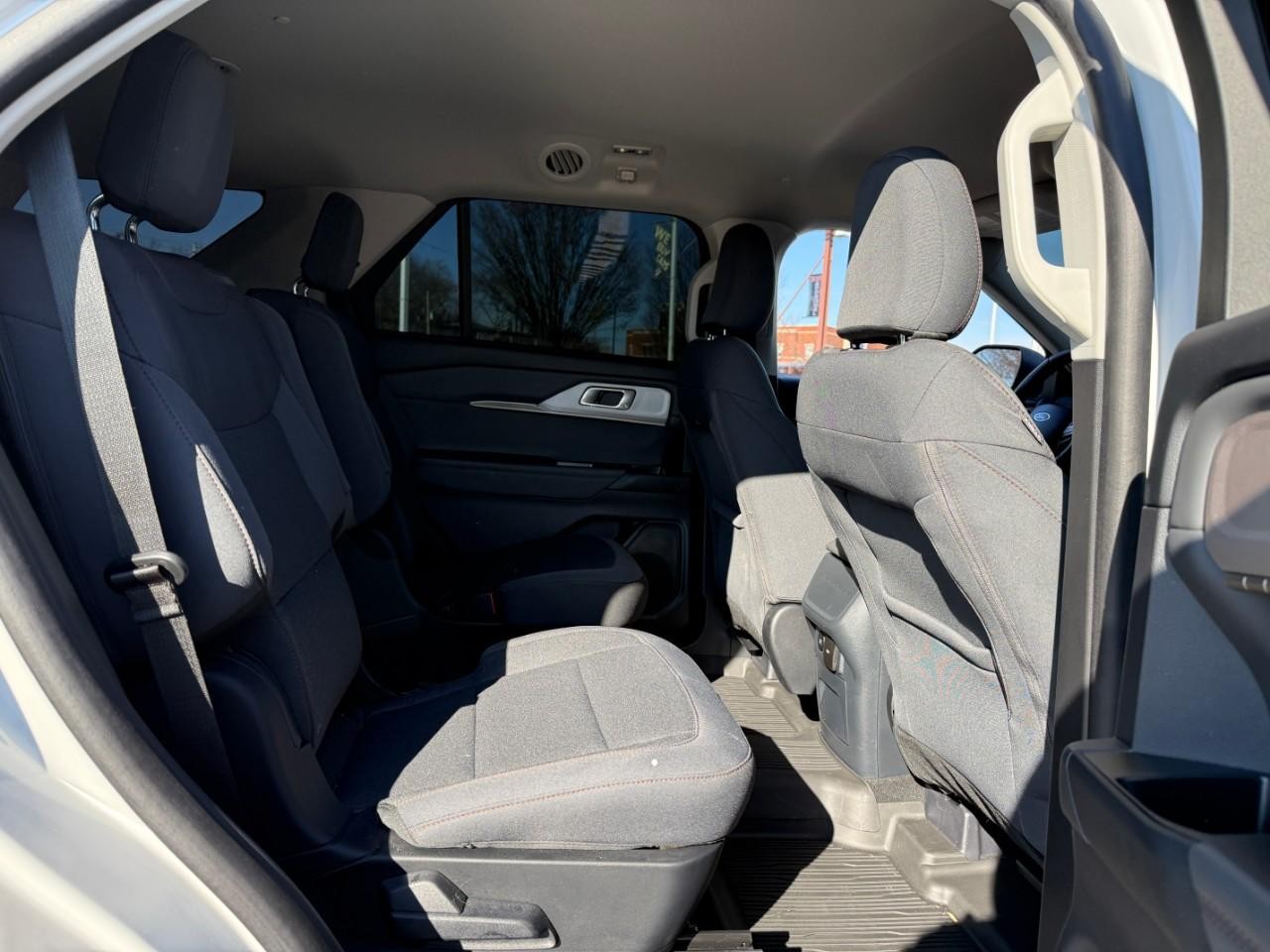 Ford Explorer Vehicle Full-screen Gallery Image 09