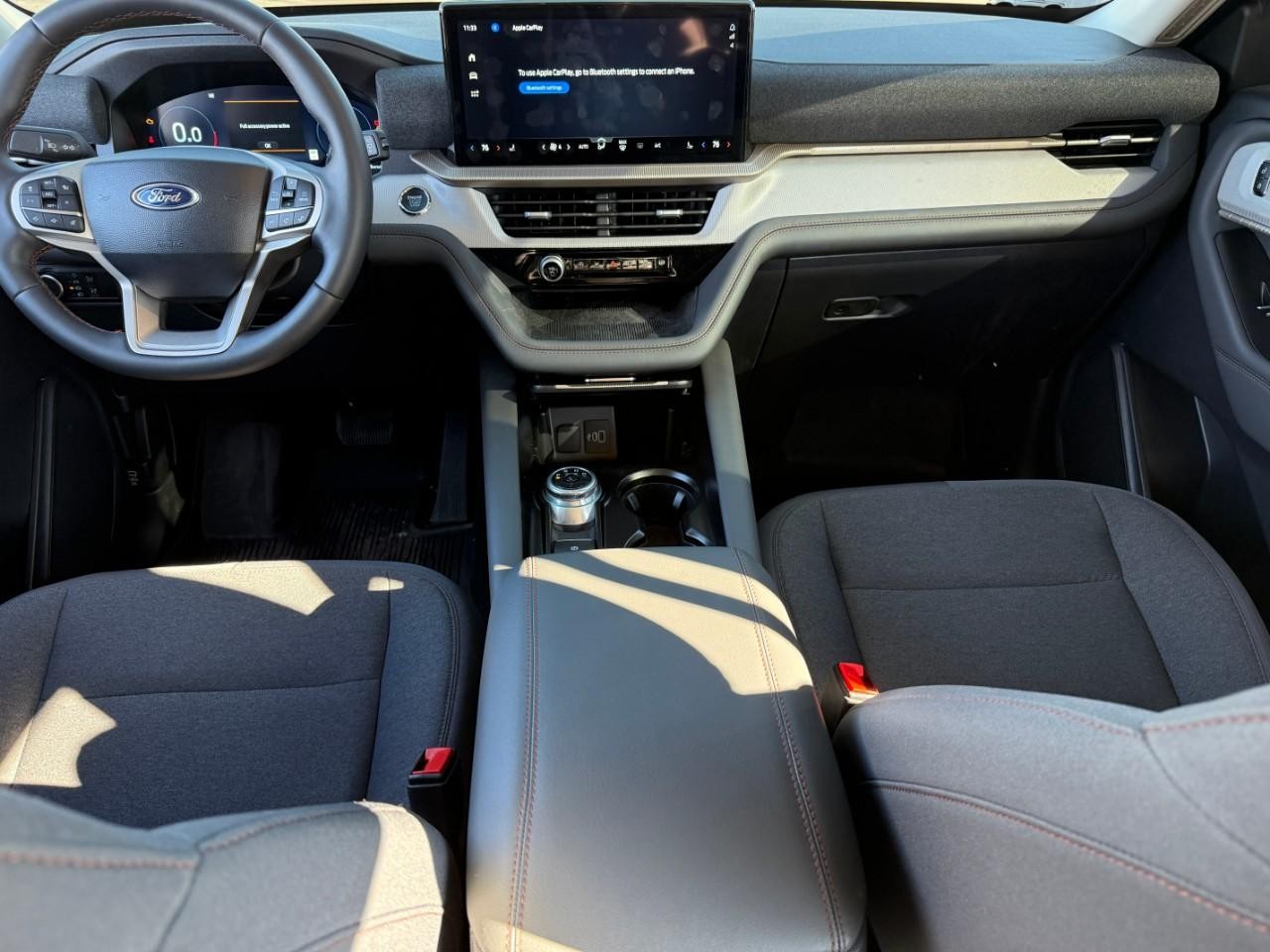 Ford Explorer Vehicle Full-screen Gallery Image 11