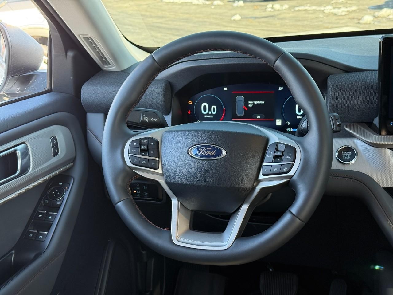 Ford Explorer Vehicle Full-screen Gallery Image 12