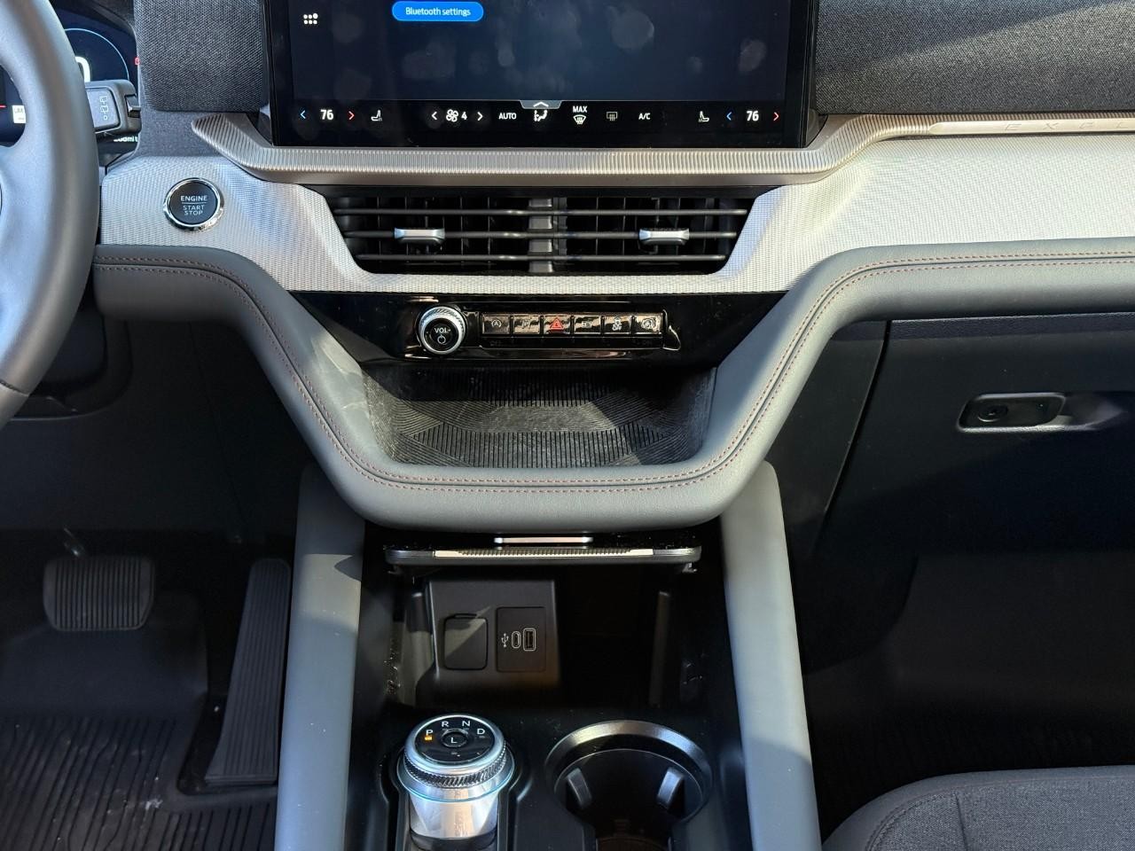 Ford Explorer Vehicle Full-screen Gallery Image 14