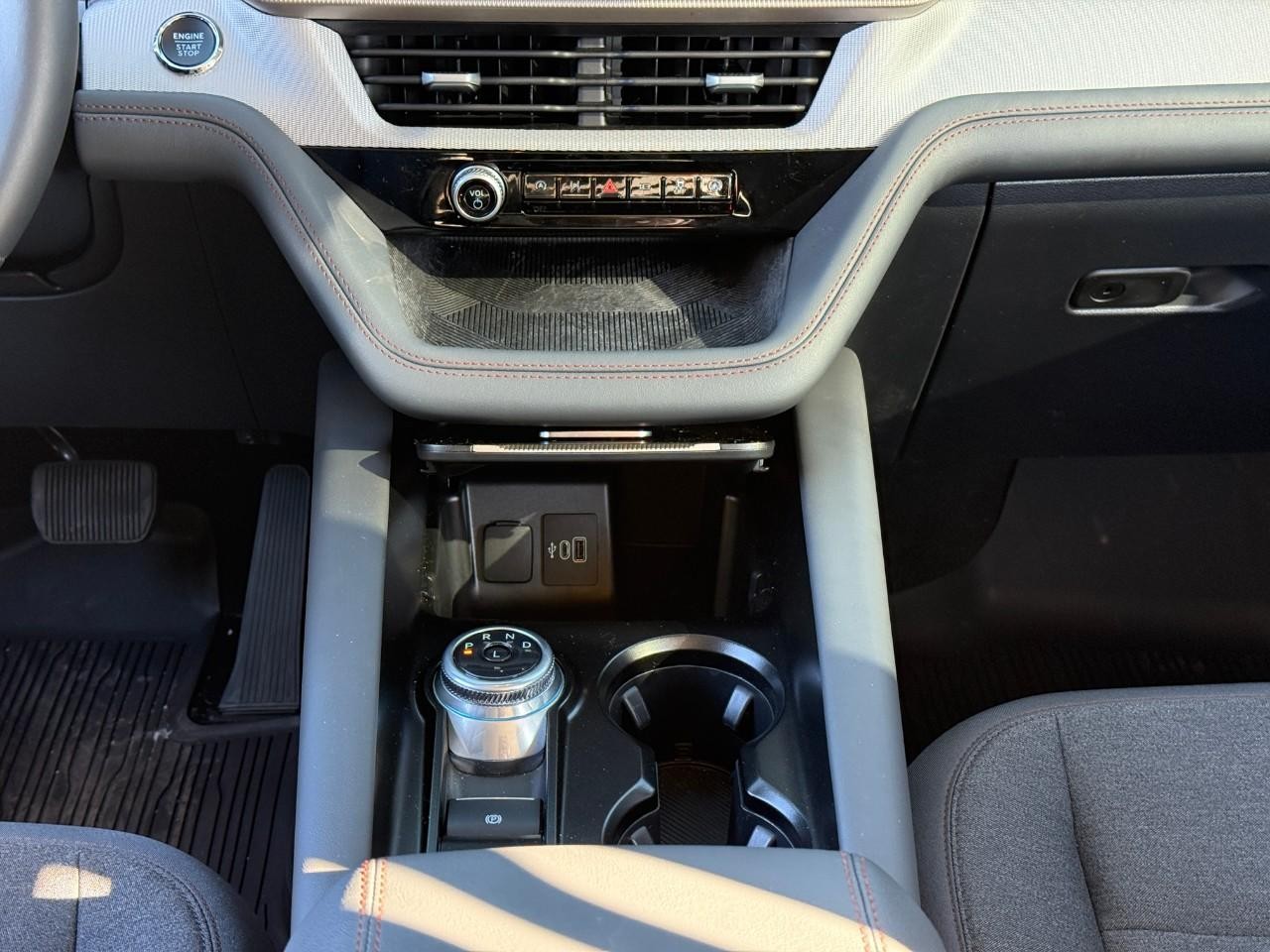 Ford Explorer Vehicle Full-screen Gallery Image 15