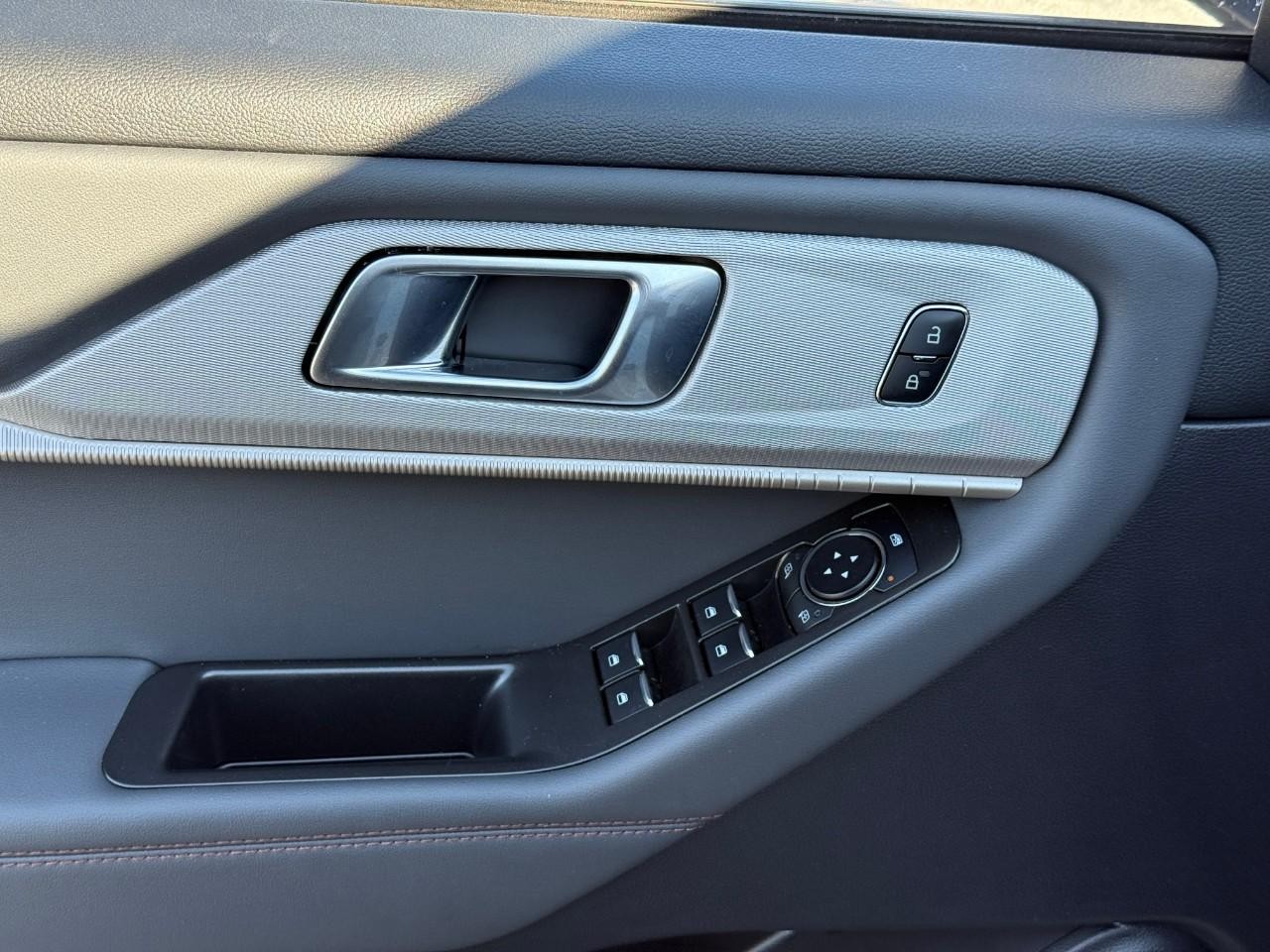 Ford Explorer Vehicle Full-screen Gallery Image 16