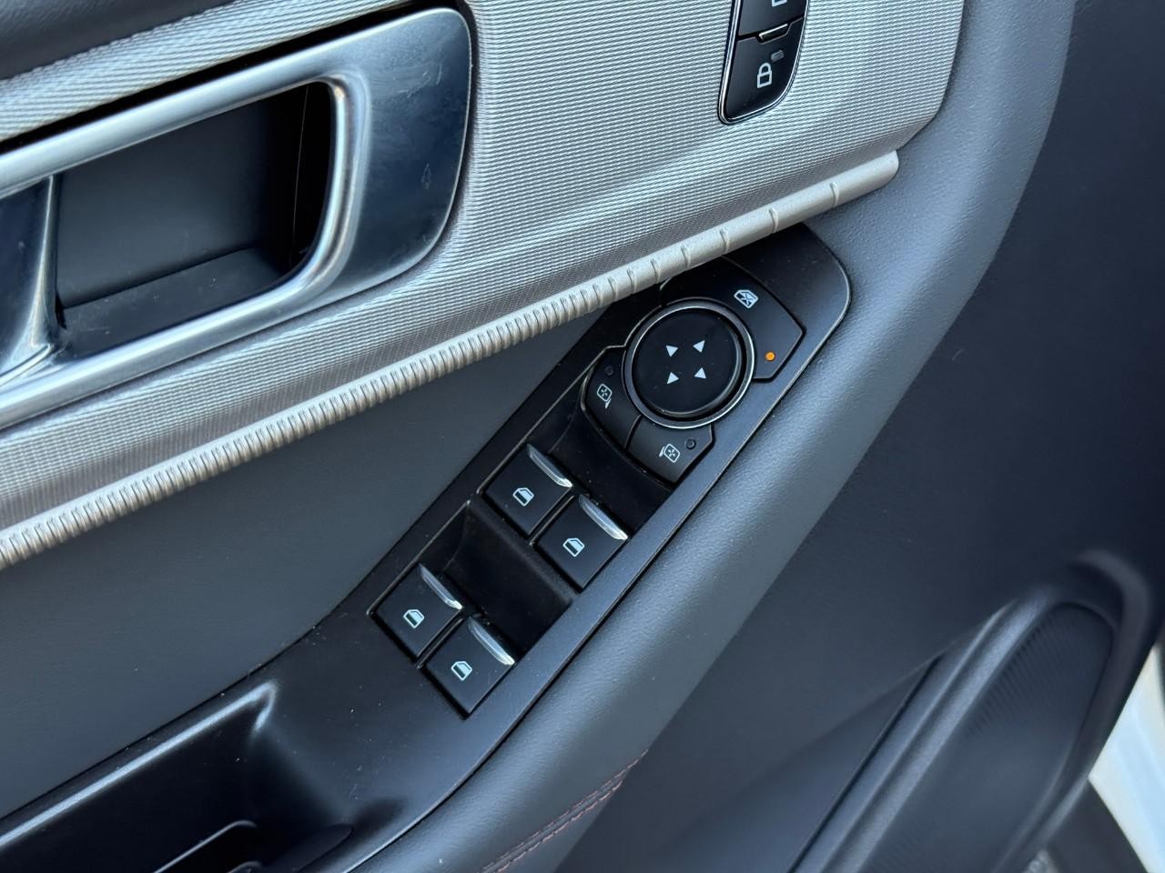 Ford Explorer Vehicle Full-screen Gallery Image 17