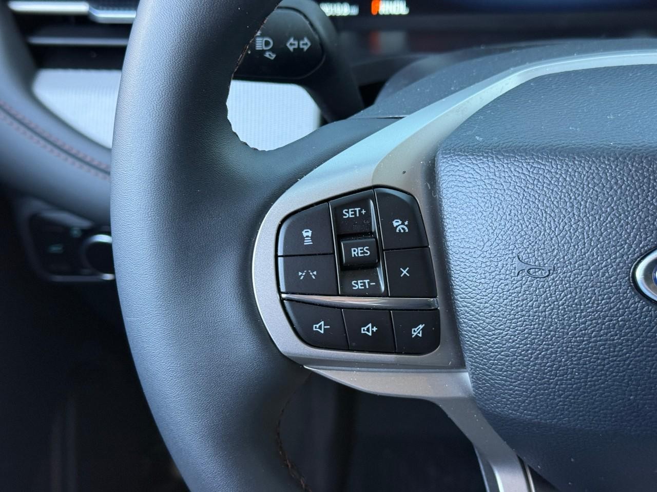 Ford Explorer Vehicle Full-screen Gallery Image 20