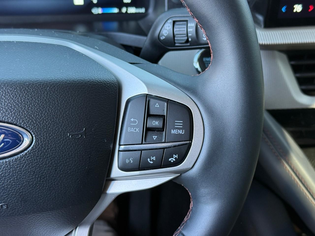 Ford Explorer Vehicle Full-screen Gallery Image 21