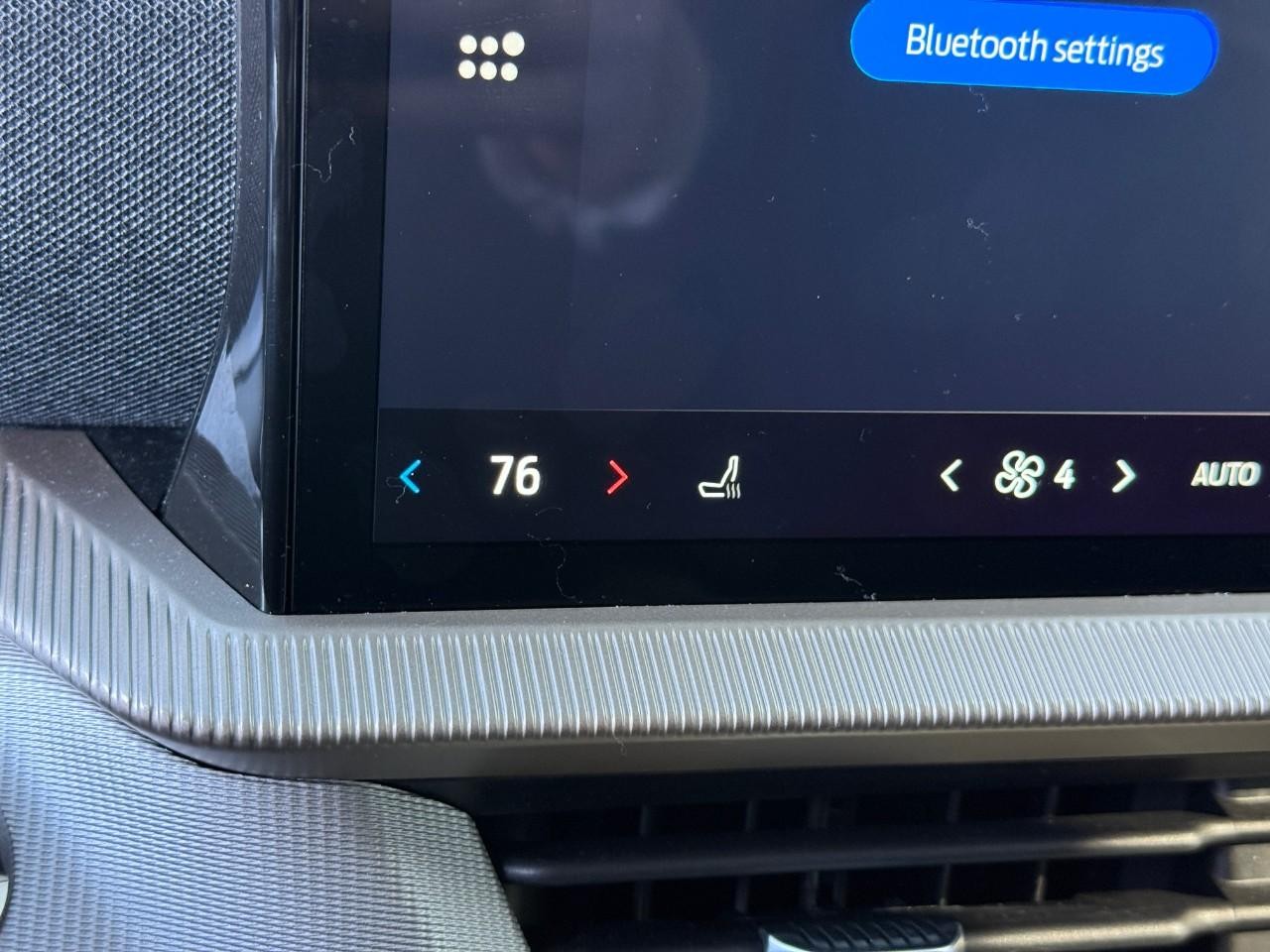 Ford Explorer Vehicle Full-screen Gallery Image 23