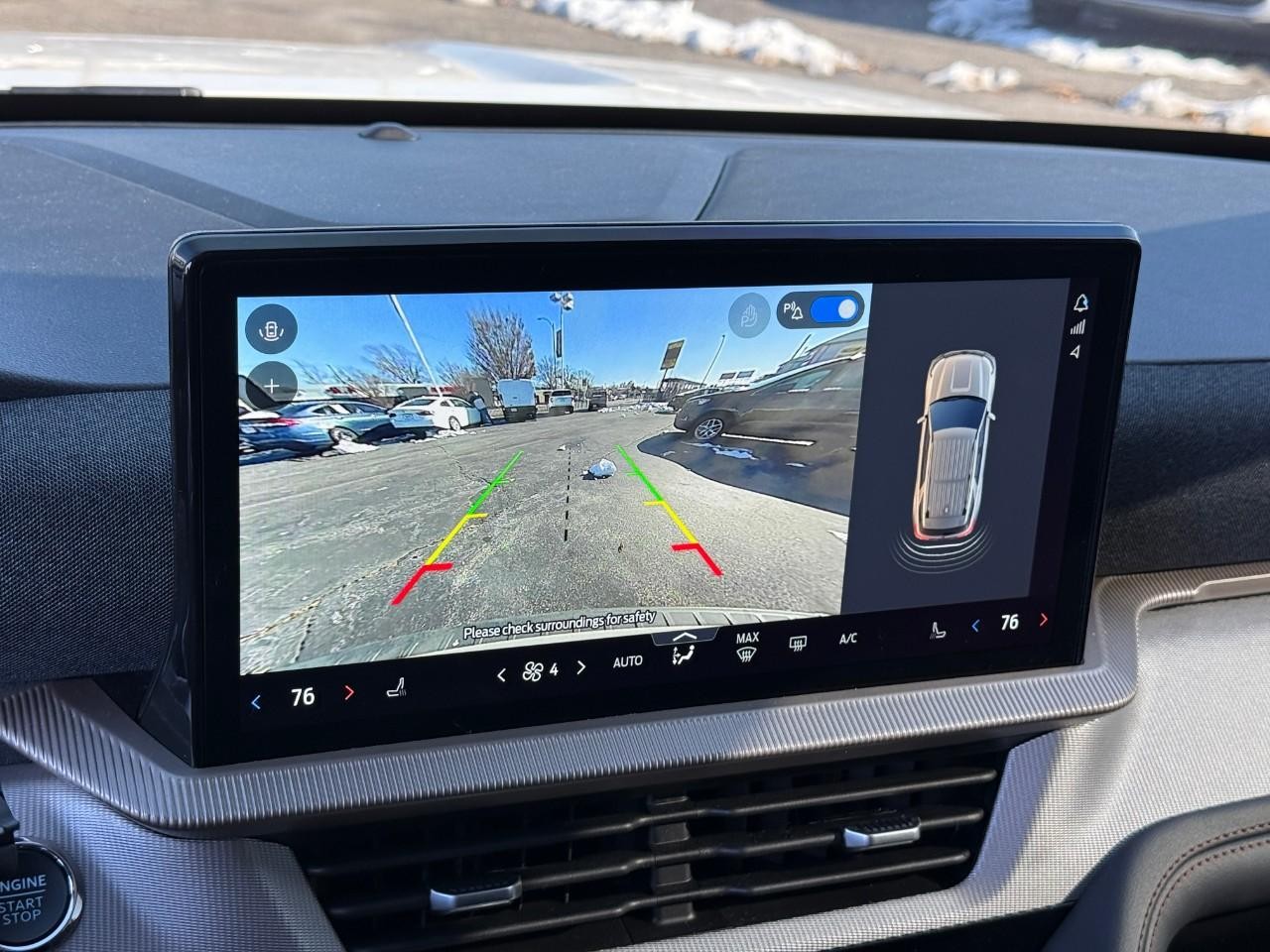 Ford Explorer Vehicle Full-screen Gallery Image 24