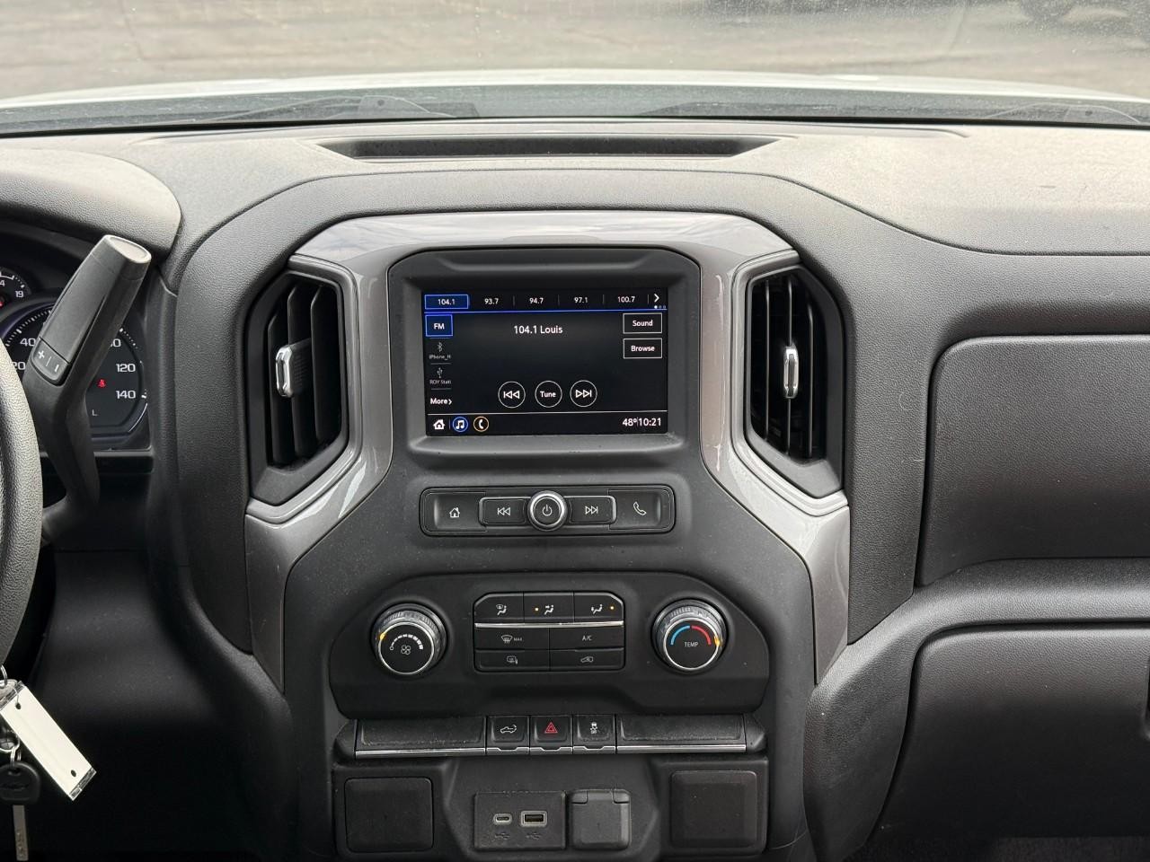 Chevrolet Silverado 1500 Vehicle Full-screen Gallery Image 13