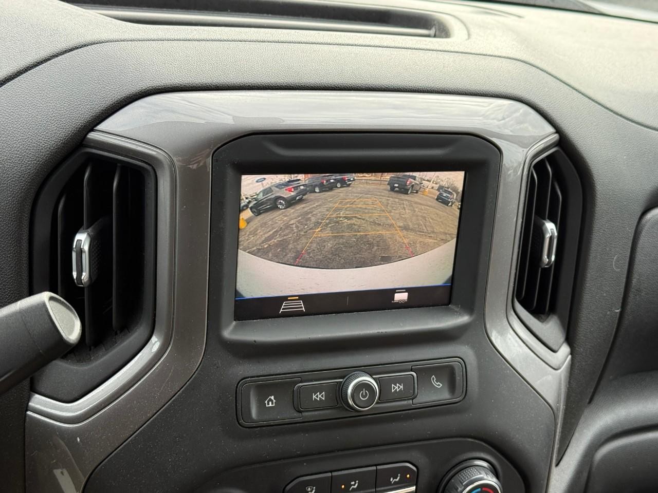 Chevrolet Silverado 1500 Vehicle Full-screen Gallery Image 18