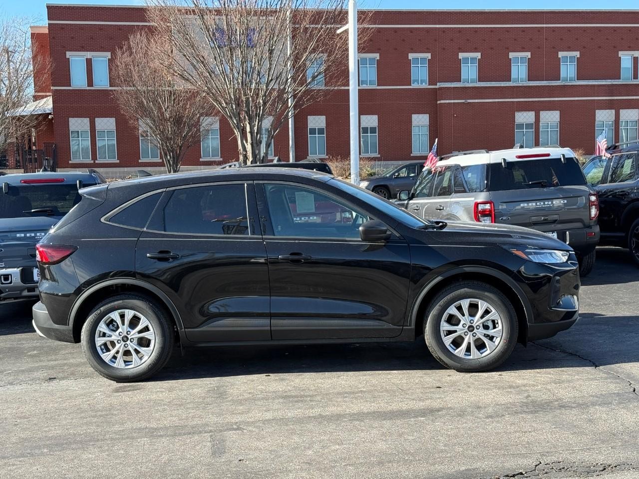 Ford Escape Vehicle Full-screen Gallery Image 02