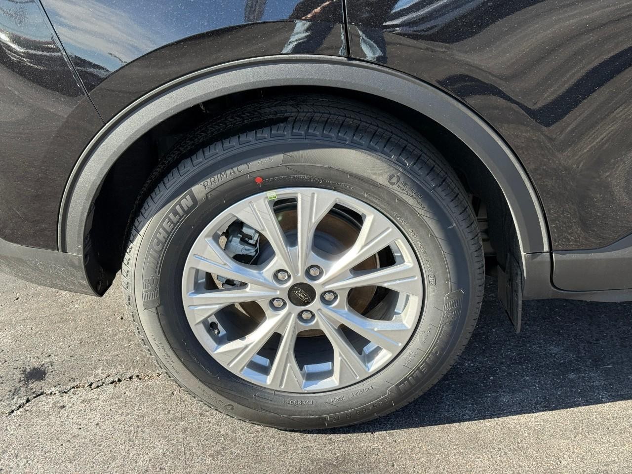 Ford Escape Vehicle Full-screen Gallery Image 04