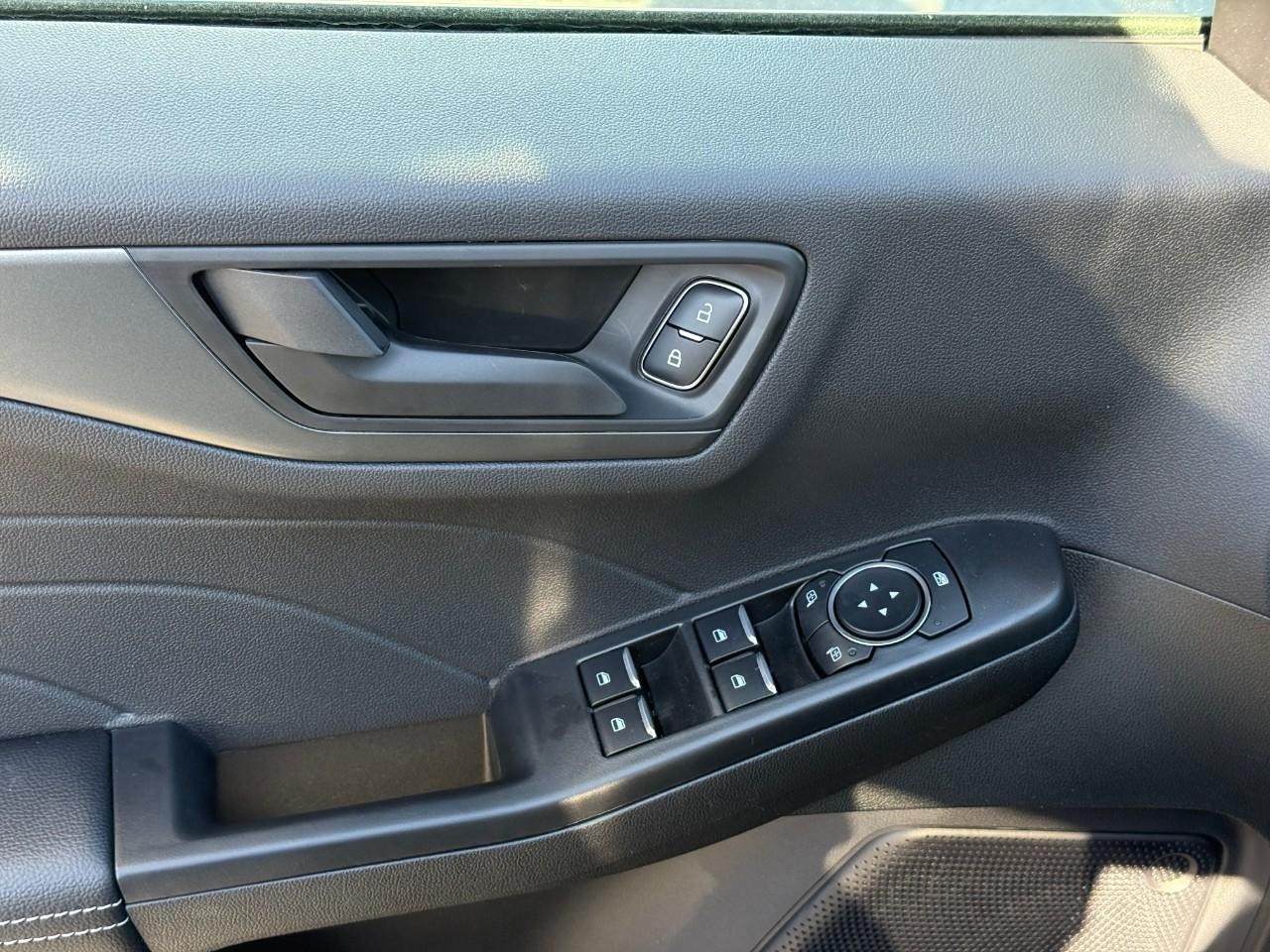 Ford Escape Vehicle Full-screen Gallery Image 10