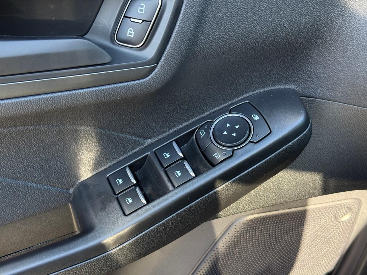 Ford Escape Vehicle Full-screen Gallery Image 11