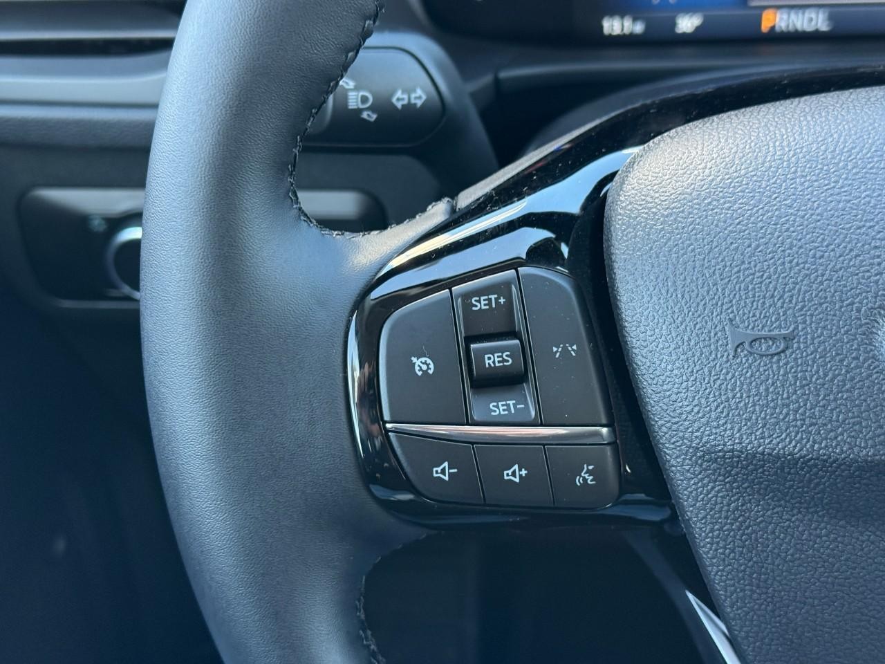 Ford Escape Vehicle Full-screen Gallery Image 14