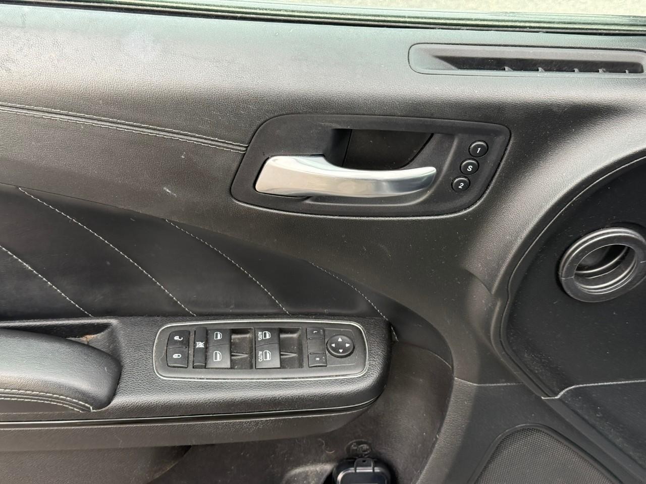 Dodge Charger Vehicle Full-screen Gallery Image 15