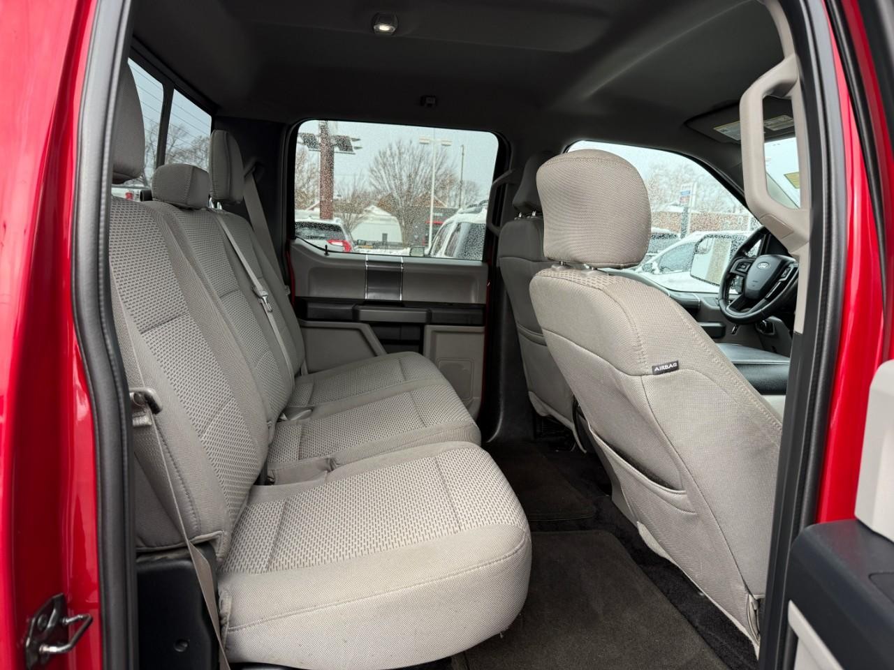 Ford F-150 Vehicle Full-screen Gallery Image 09