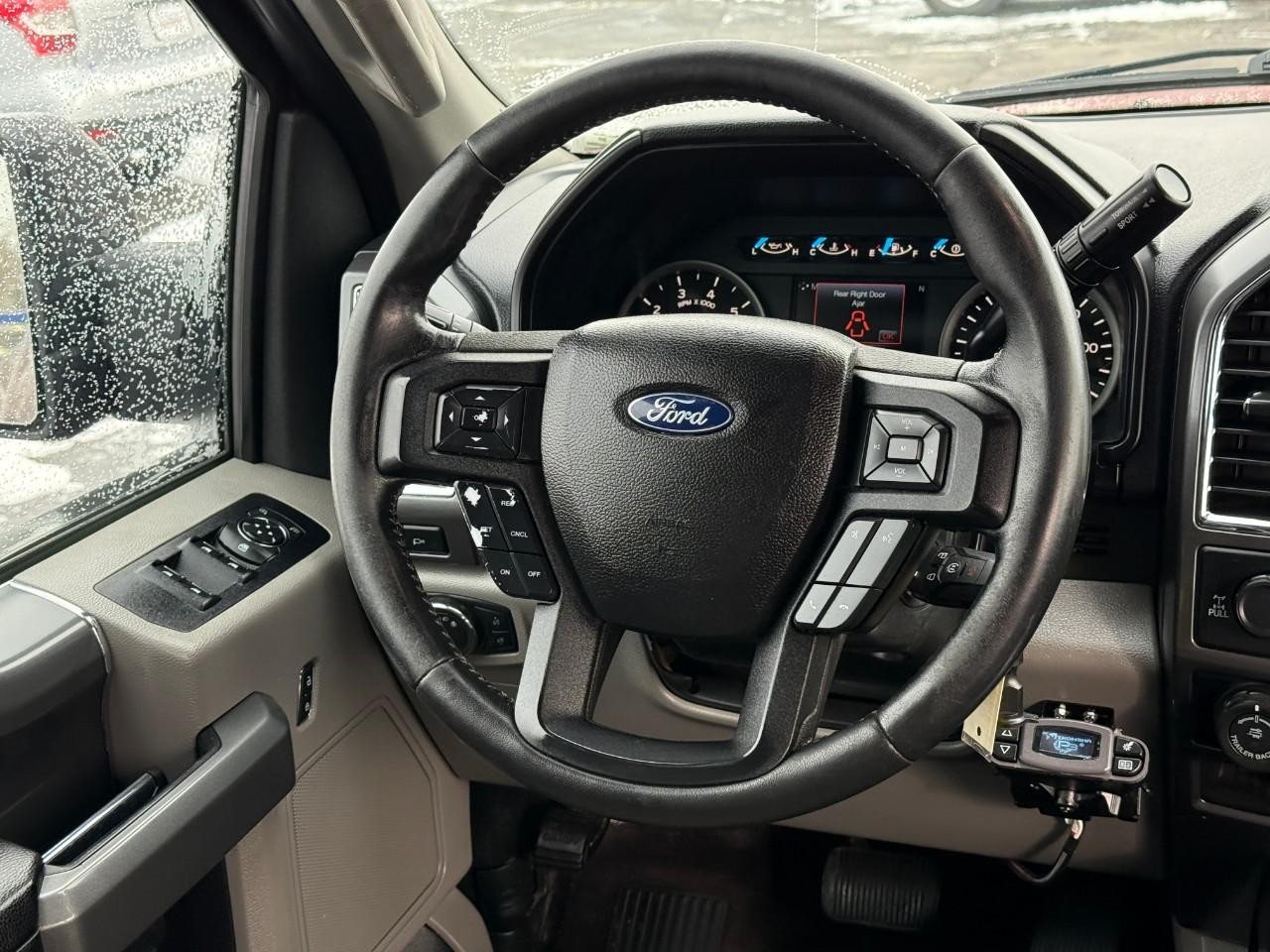 Ford F-150 Vehicle Full-screen Gallery Image 11