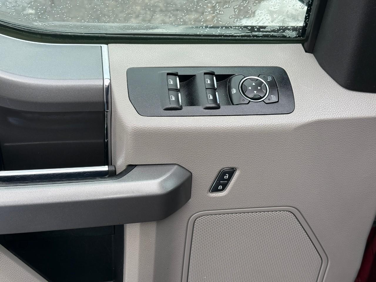 Ford F-150 Vehicle Full-screen Gallery Image 14