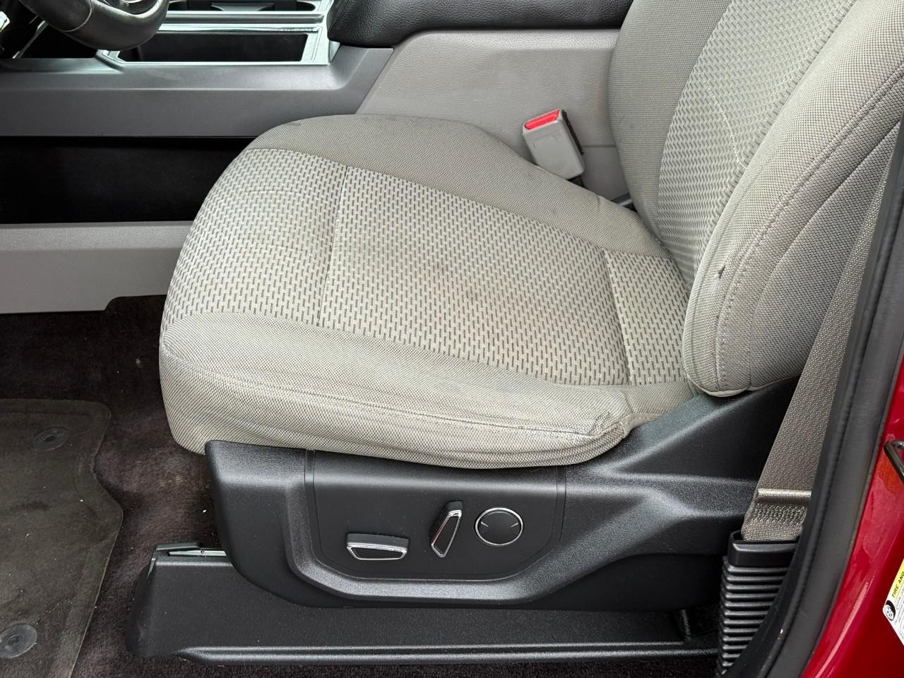 Ford F-150 Vehicle Full-screen Gallery Image 15