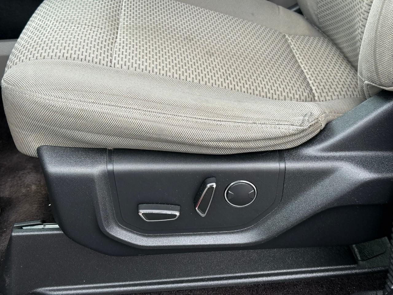 Ford F-150 Vehicle Full-screen Gallery Image 16