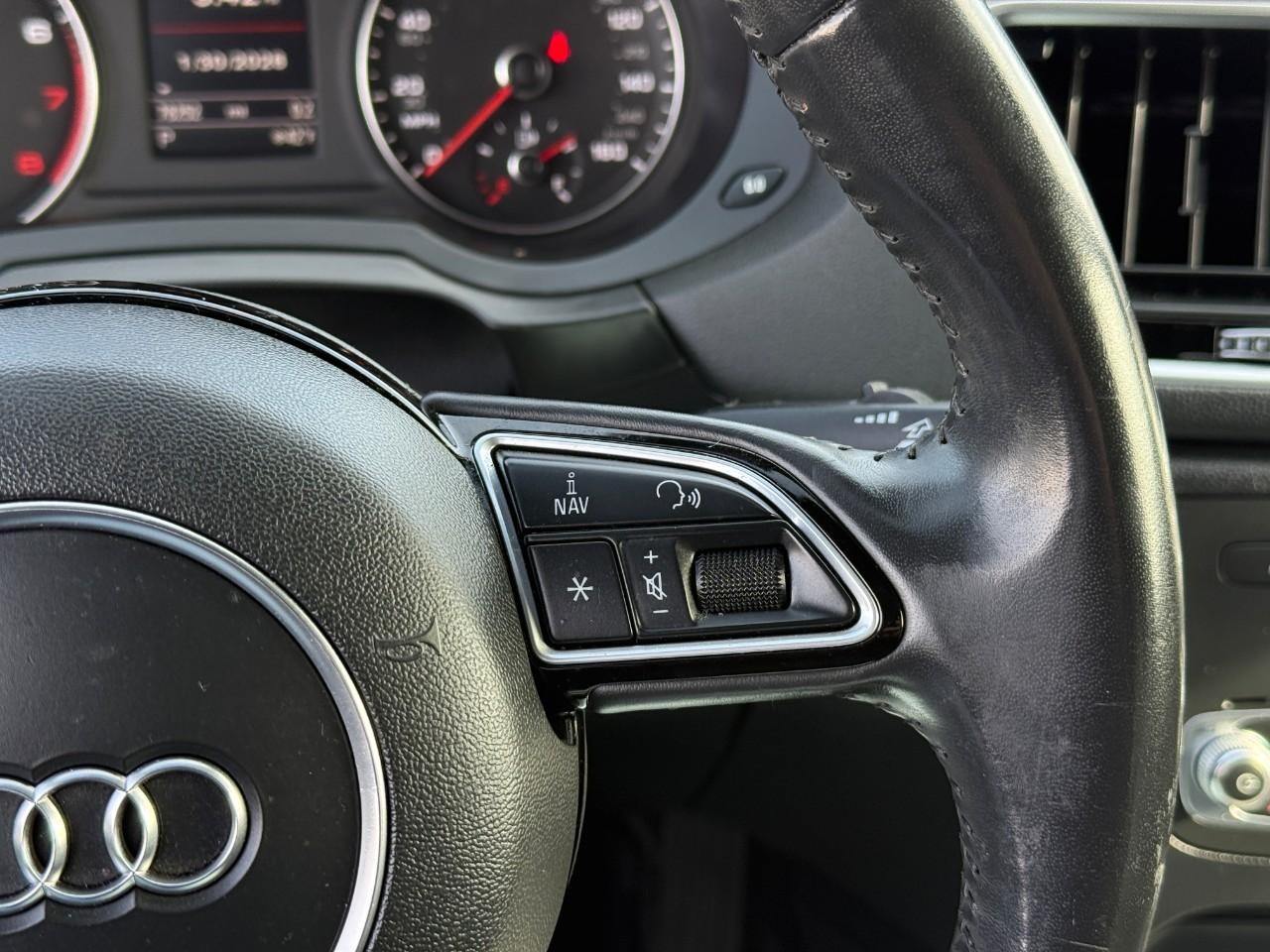 Audi Q3 Vehicle Full-screen Gallery Image 21