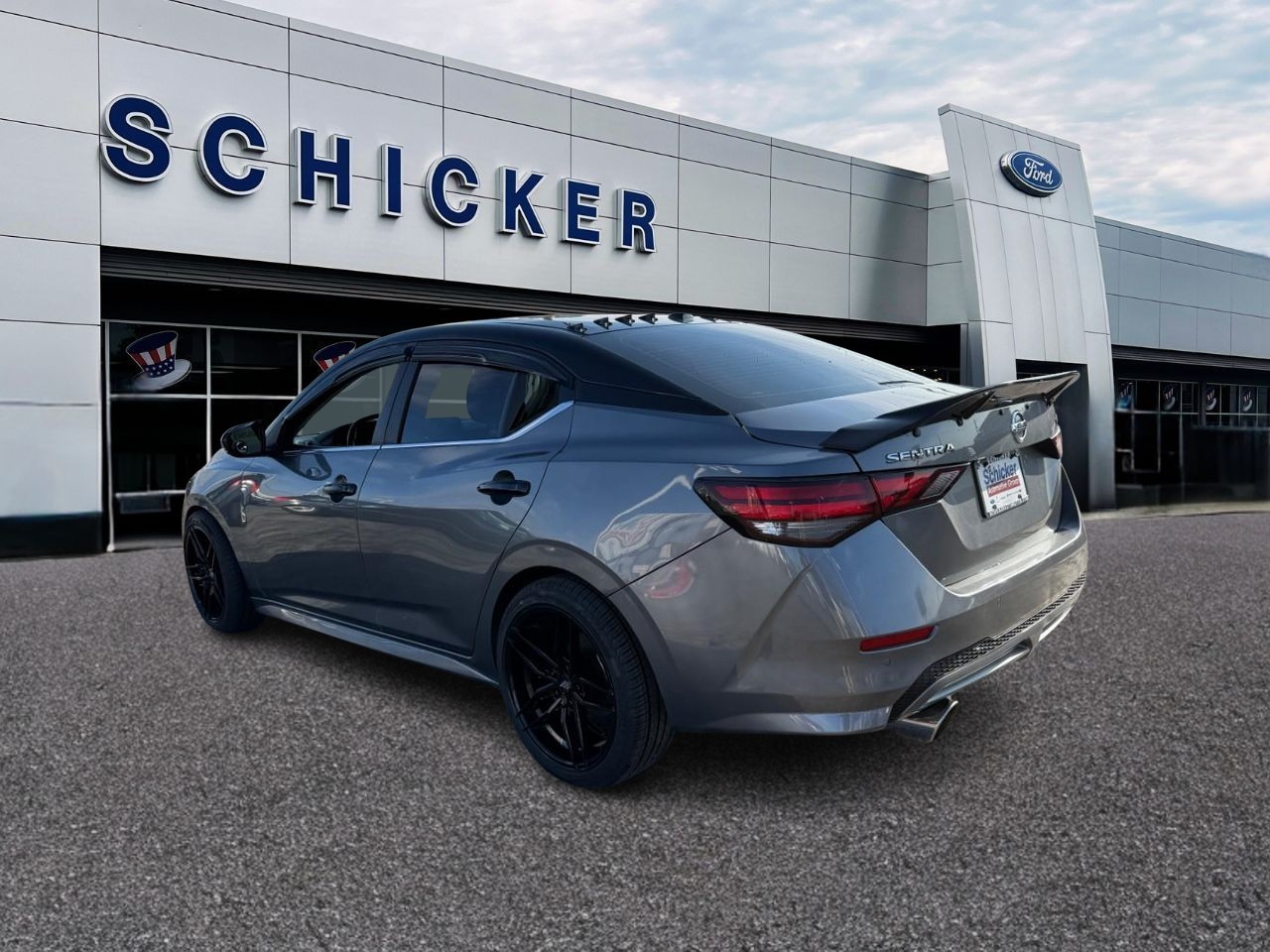 Nissan Sentra Vehicle Full-screen Gallery Image 04