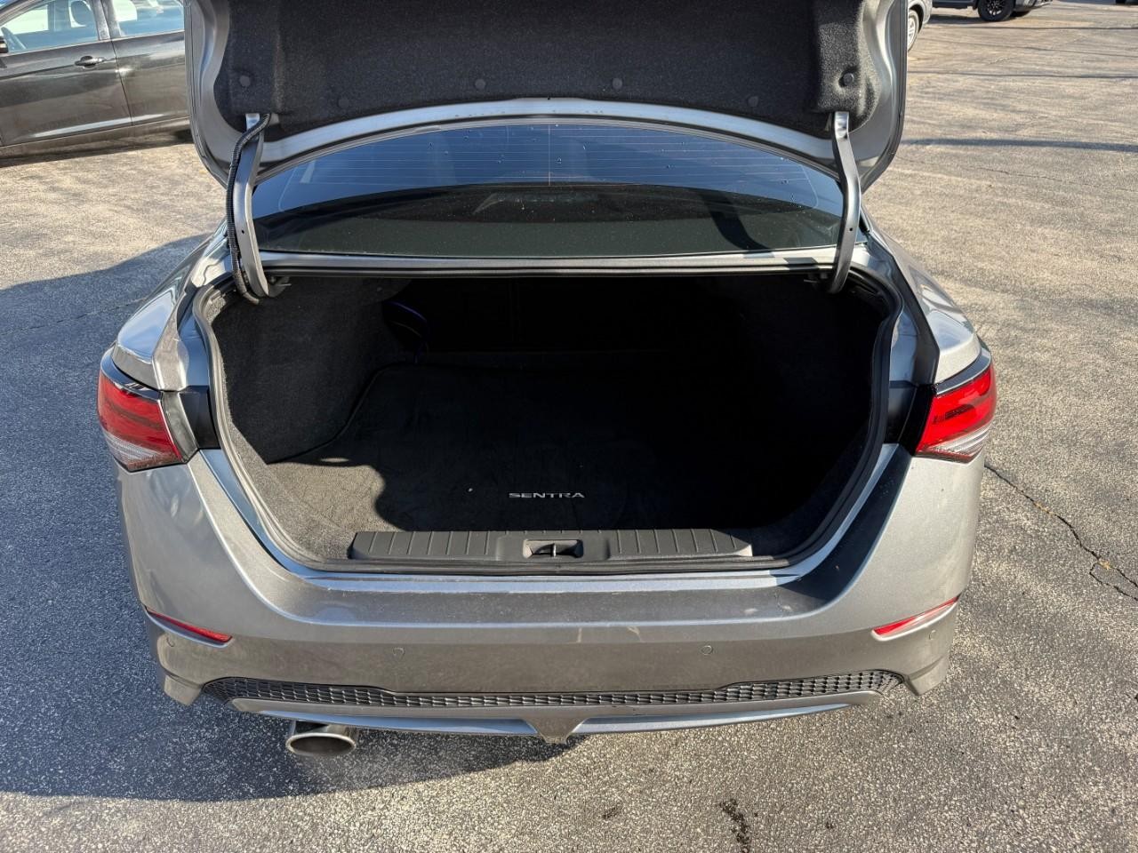 Nissan Sentra Vehicle Full-screen Gallery Image 09