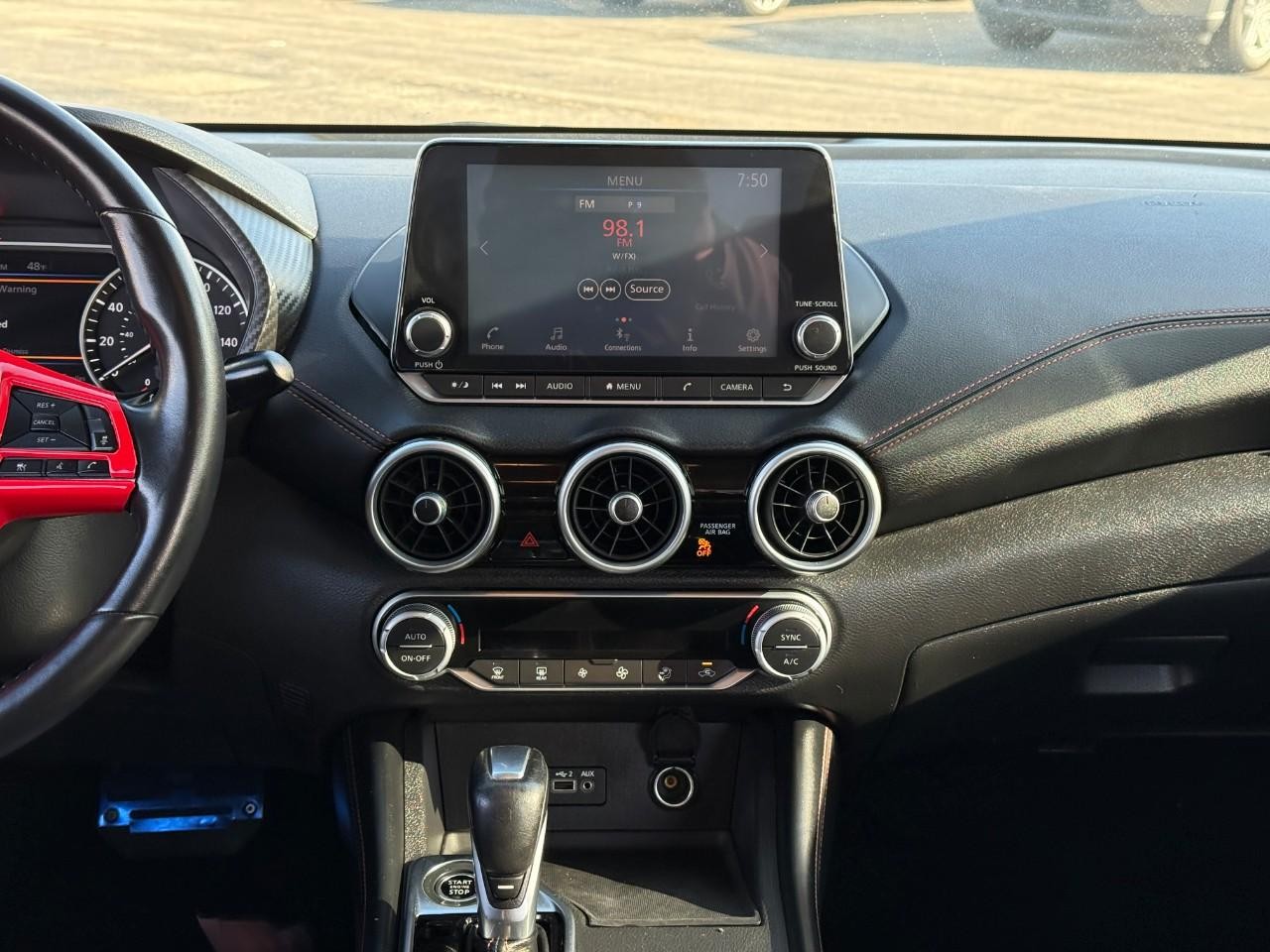 Nissan Sentra Vehicle Full-screen Gallery Image 15