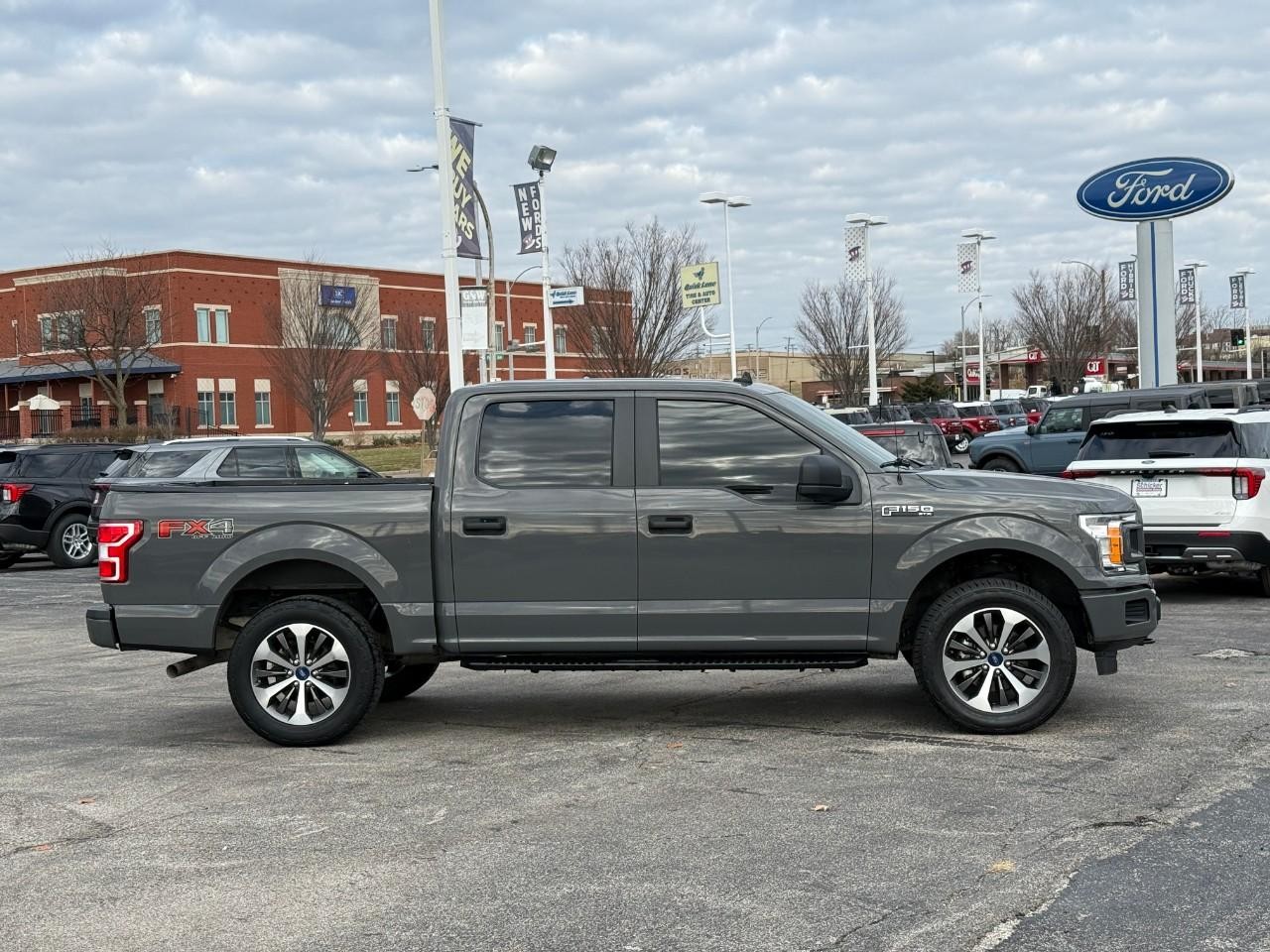 Ford F-150 Vehicle Full-screen Gallery Image 05