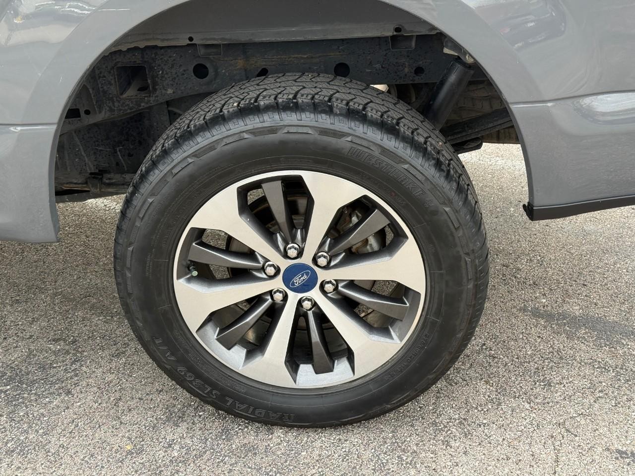 Ford F-150 Vehicle Full-screen Gallery Image 09