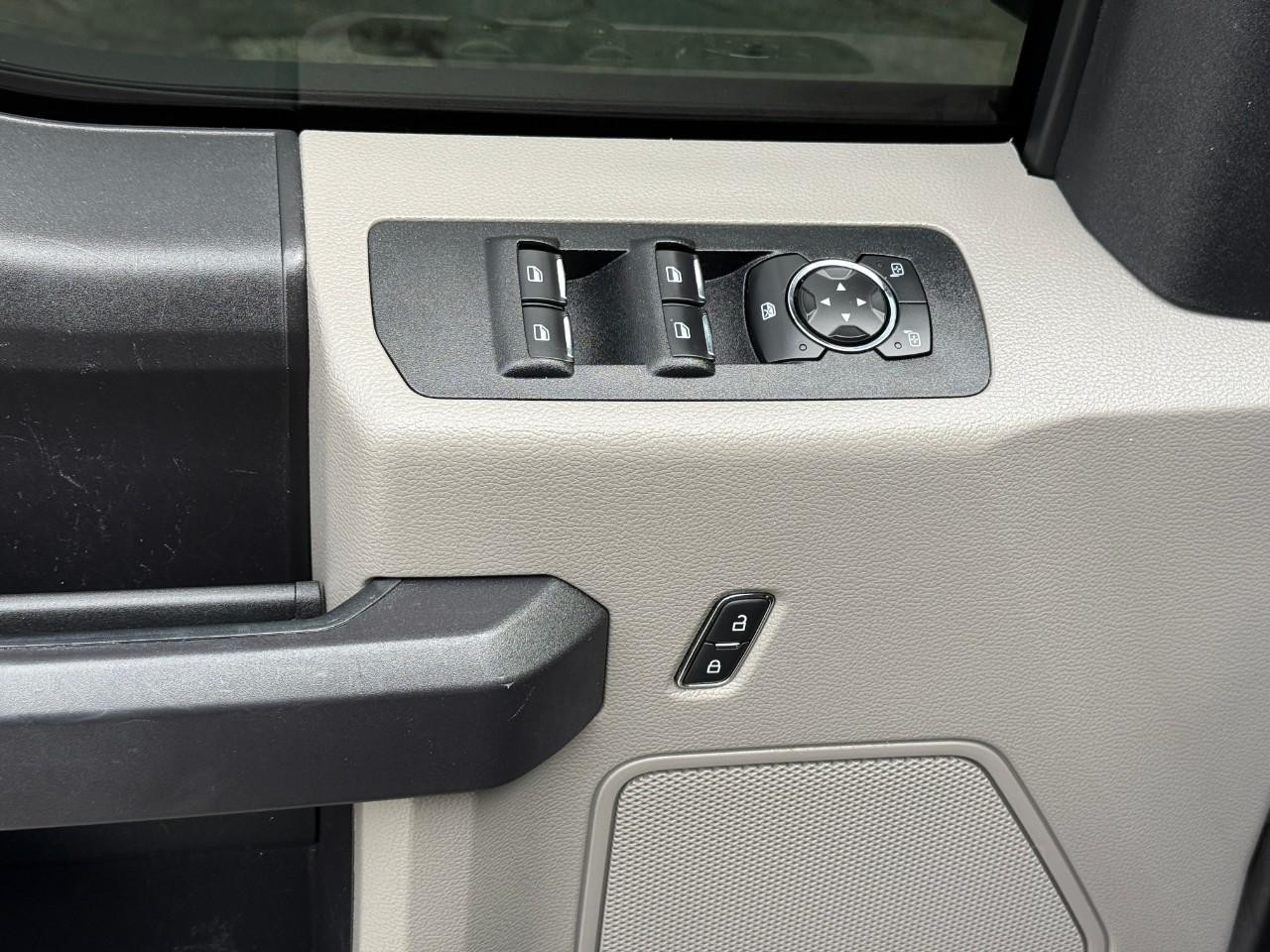 Ford F-150 Vehicle Full-screen Gallery Image 15