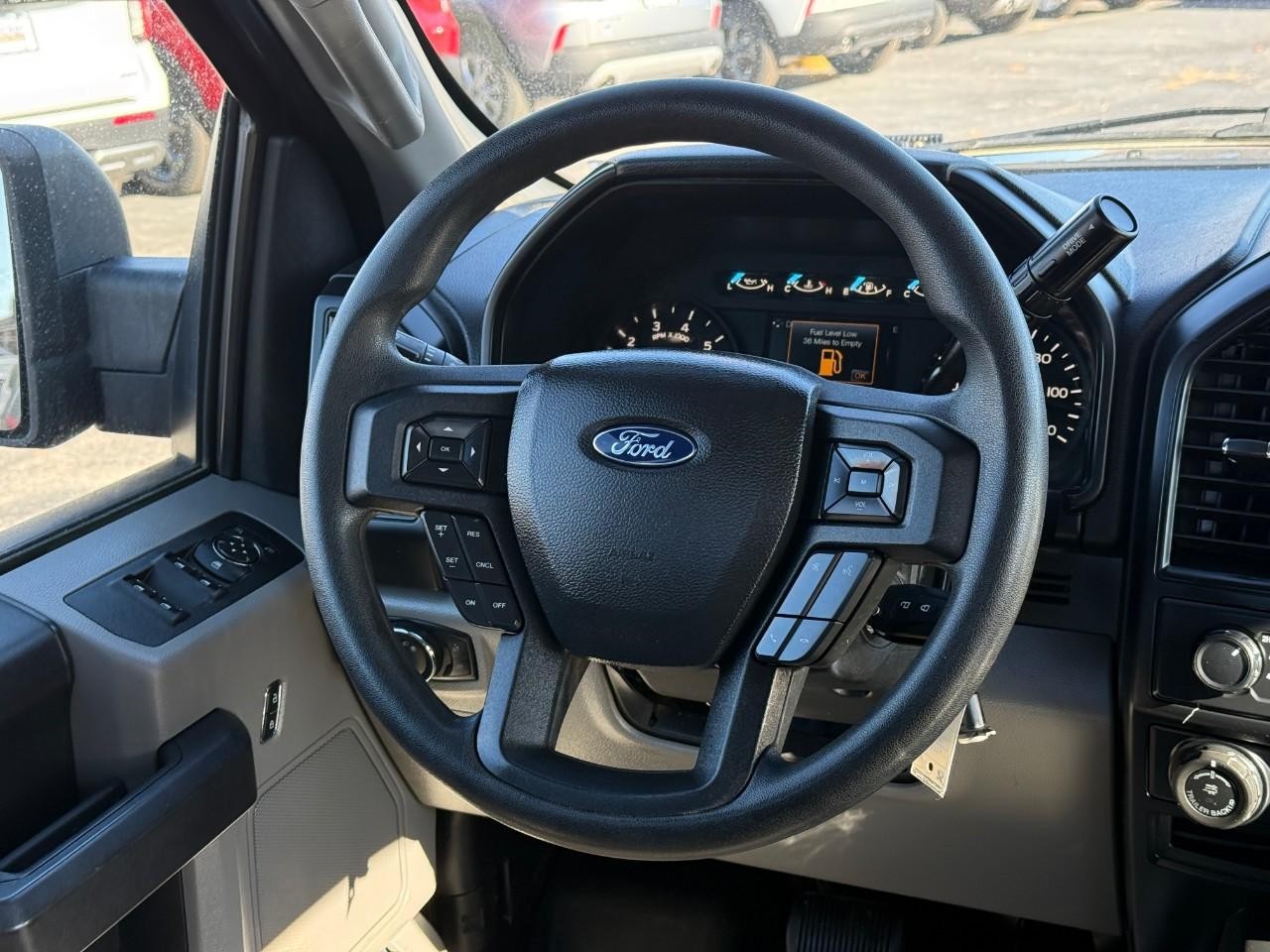 Ford F-150 Vehicle Full-screen Gallery Image 12