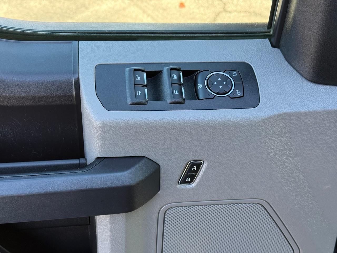 Ford F-150 Vehicle Full-screen Gallery Image 15