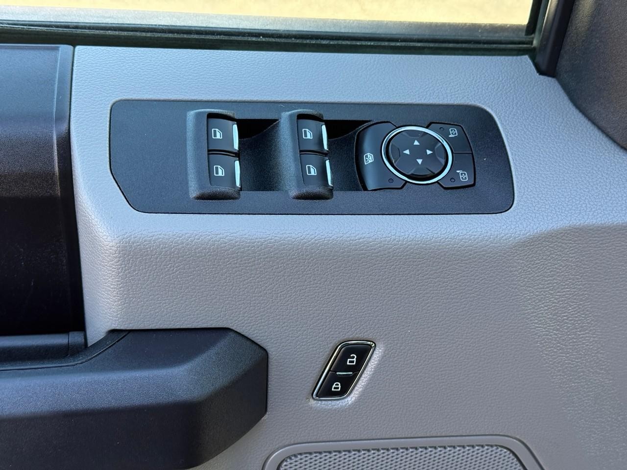 Ford F-150 Vehicle Full-screen Gallery Image 16