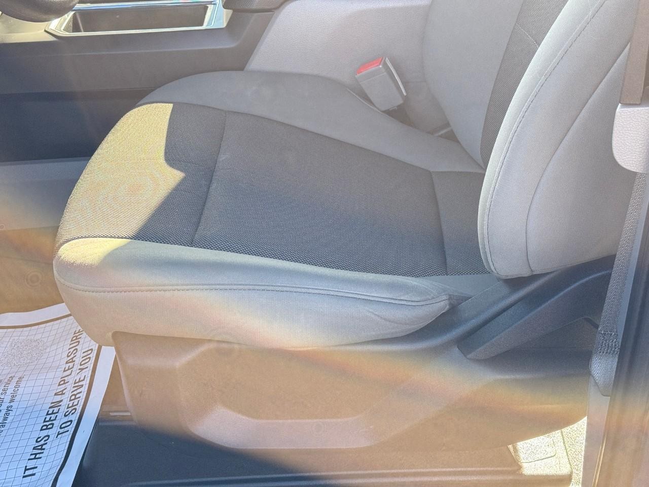 Ford F-150 Vehicle Full-screen Gallery Image 17